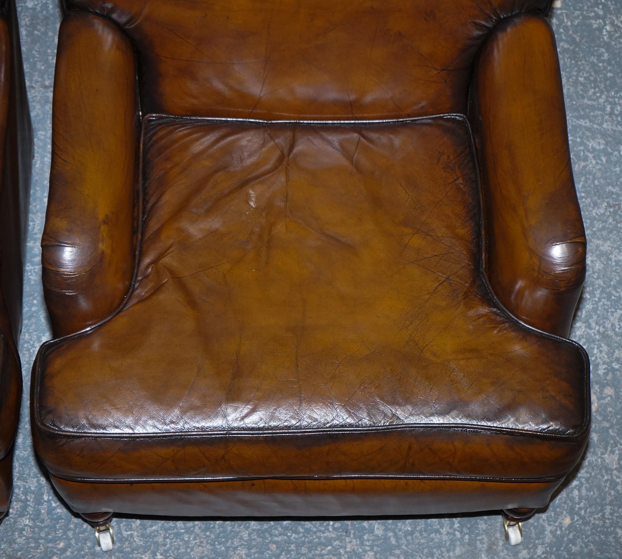 PAIR OF CIGAR HAND DYED LEATHER HOWARD & SONS STYLE ARMCHAiRS ON CASTOR FEET For Sale 3