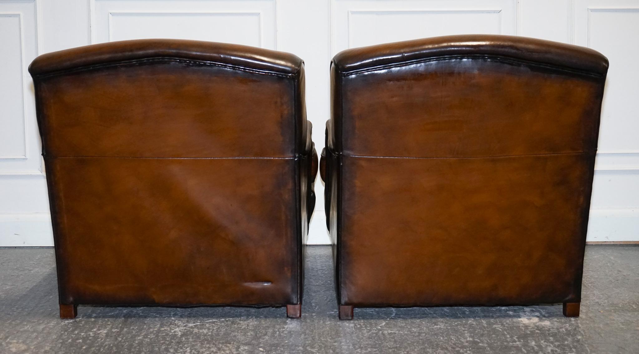PAIR OF CIGAR HAND DYED LEATHER HOWARD & SONS STYLE ARMCHAiRS ON CASTOR FEET For Sale 6