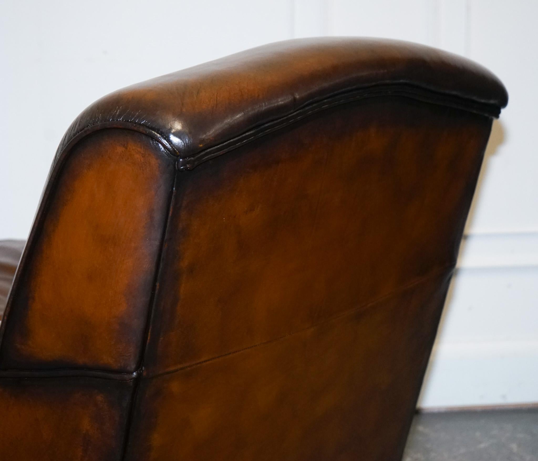 PAIR OF CIGAR HAND DYED LEATHER HOWARD & SONS STYLE ARMCHAiRS ON CASTOR FEET For Sale 10