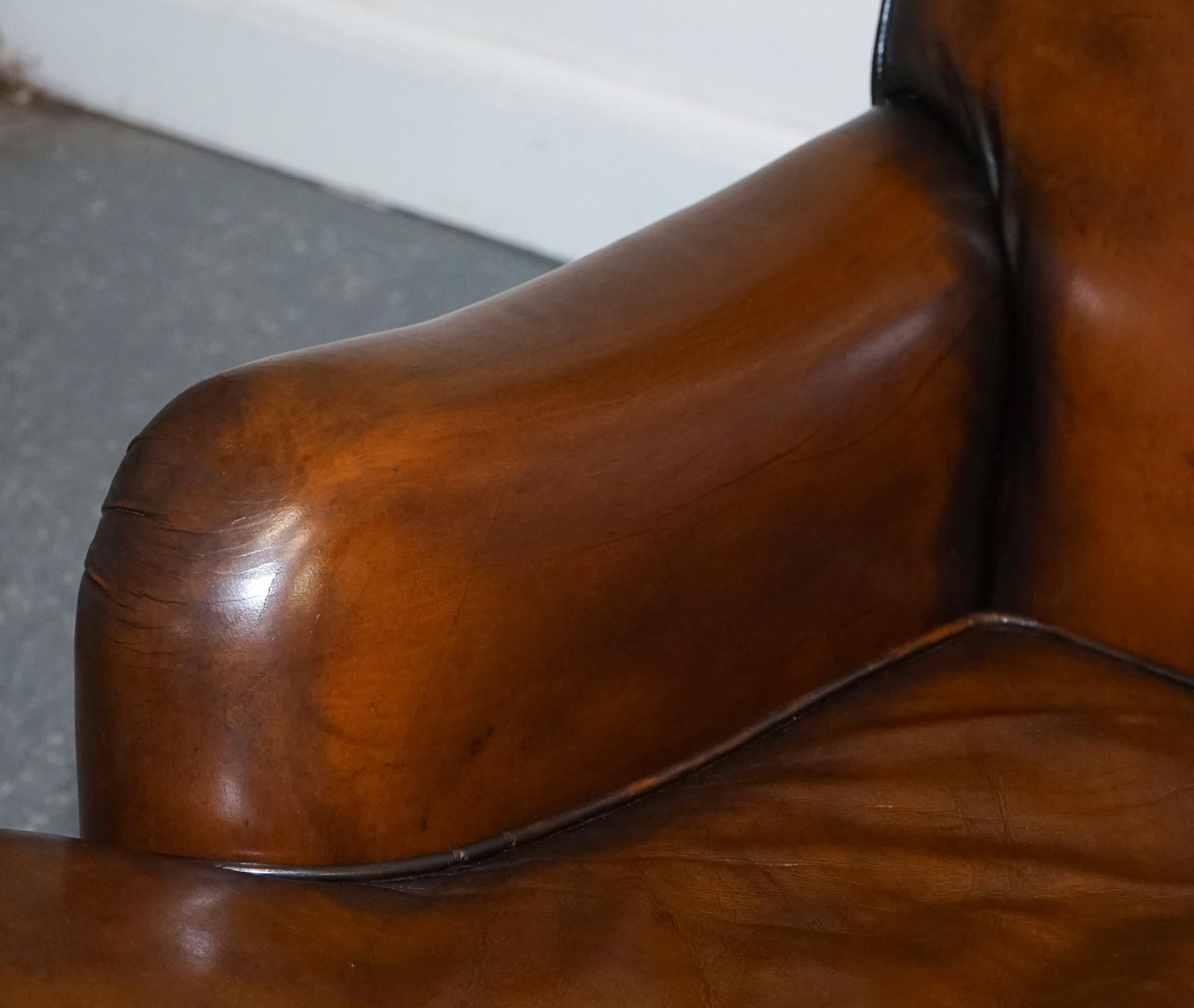 PAIR OF CIGAR HAND DYED LEATHER HOWARD & SONS STYLE ARMCHAiRS ON CASTOR FEET In Good Condition For Sale In Pulborough, GB