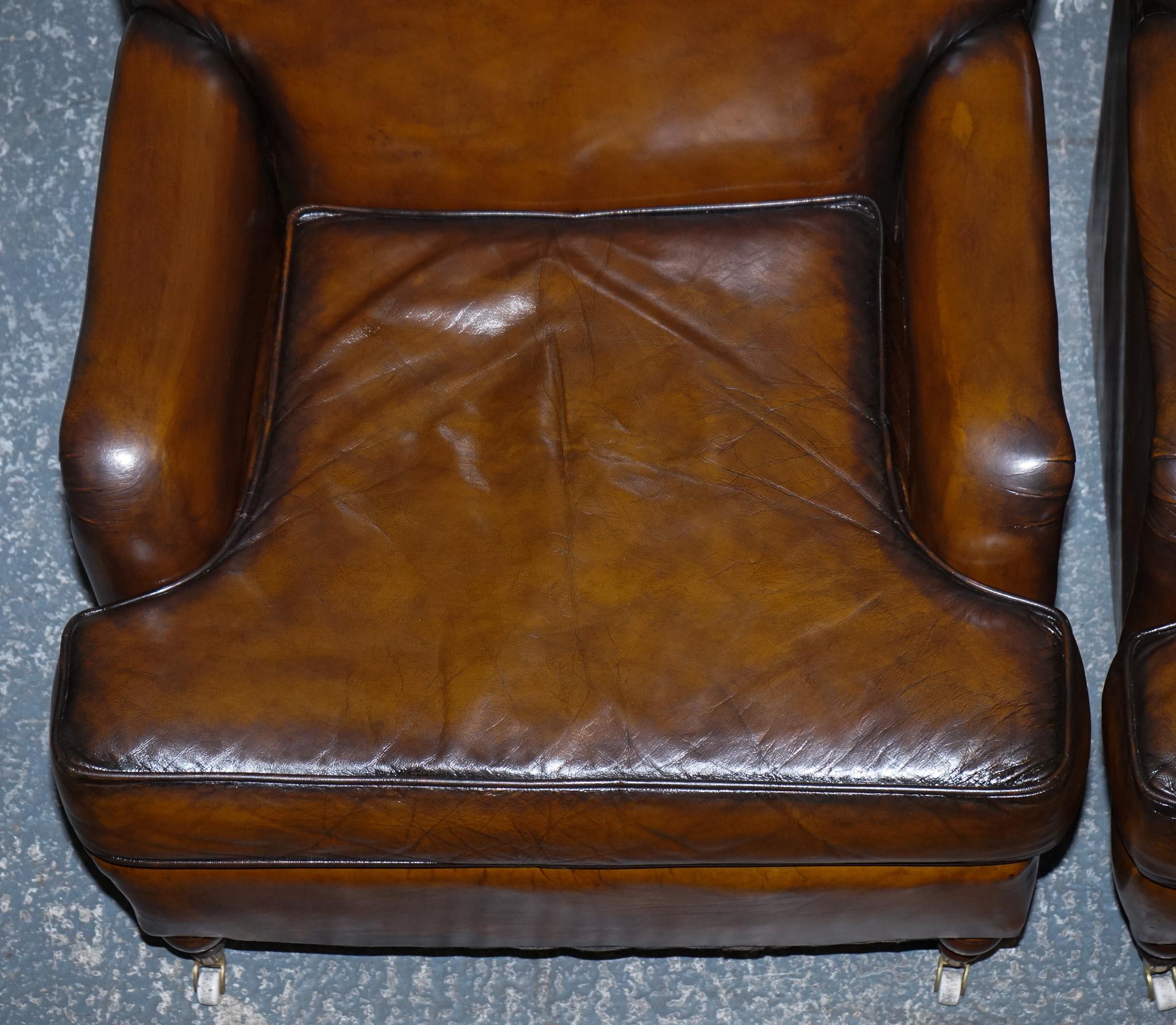 PAIR OF CIGAR HAND DYED LEATHER HOWARD & SONS STYLE ARMCHAiRS ON CASTOR FEET For Sale 2