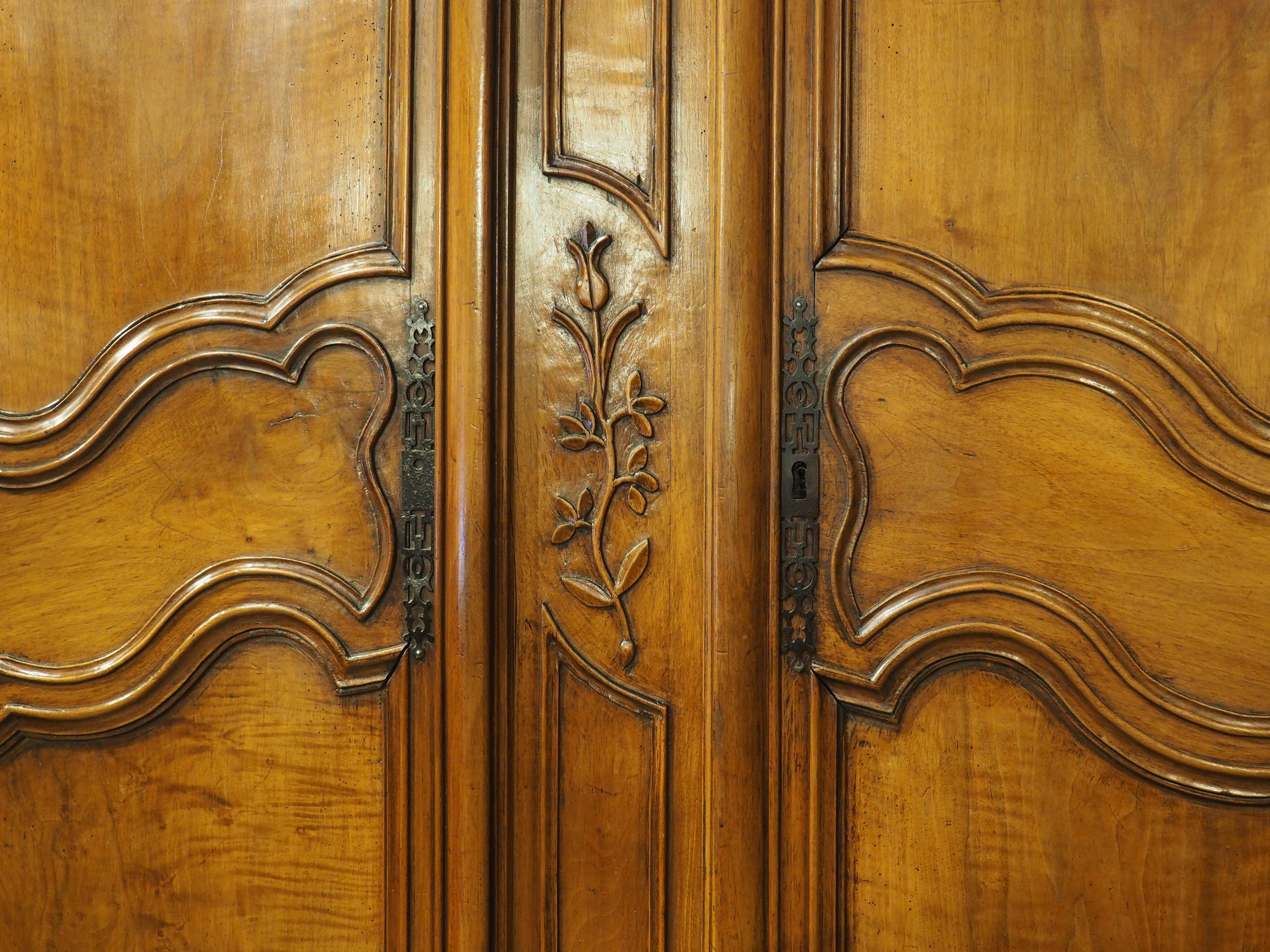 Paar Fassadentüren oder Schranktüren aus massivem Nussbaumholz CIRCA 1750 aus der Provence, Frankreich (Handgeschnitzt) im Angebot
