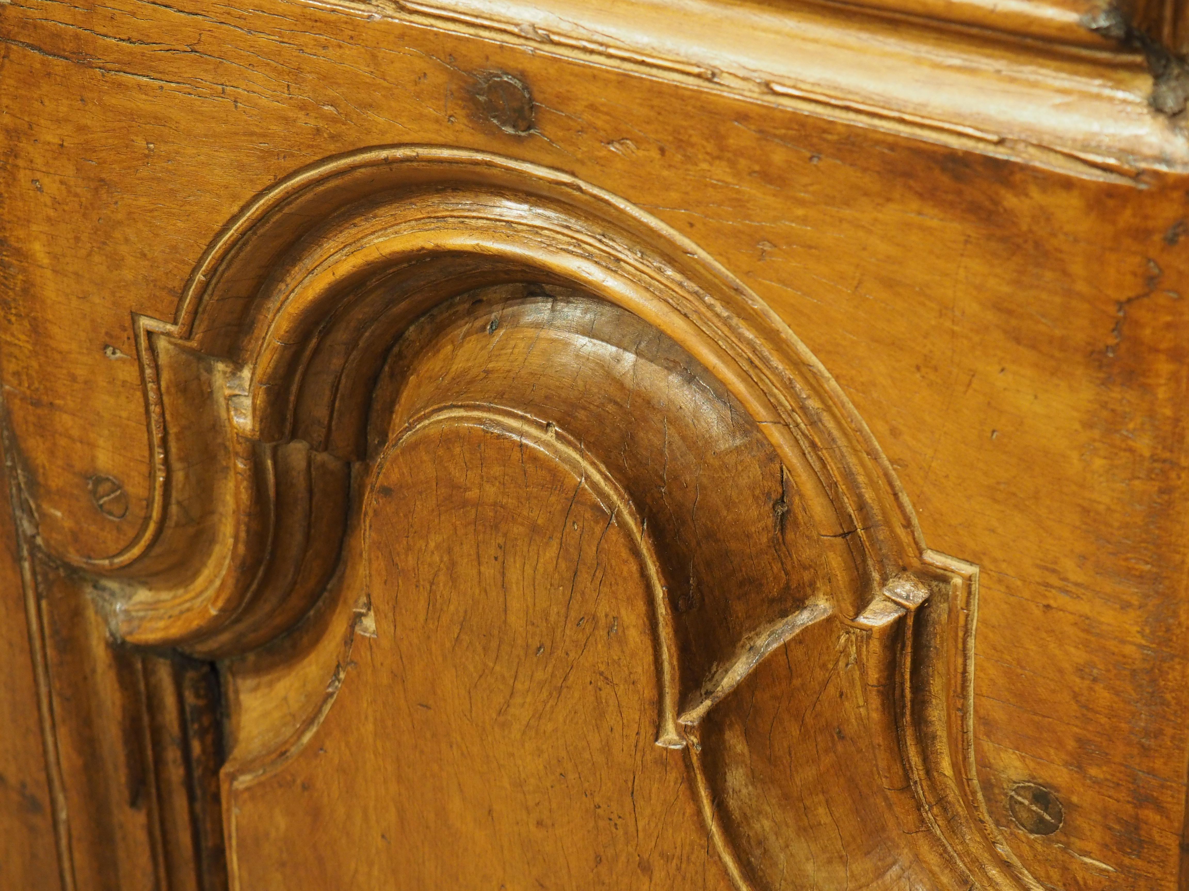 Coppia di porte d'ingresso in legno di noce del 1750 circa provenienti dalla Spagna in vendita 1