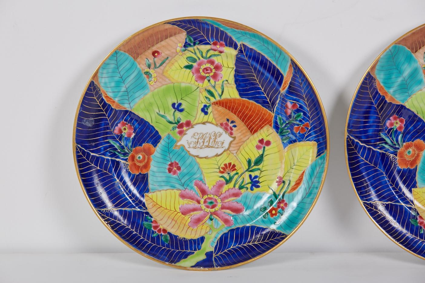 Paire d'assiettes rondes en porcelaine de 7,875 po de diamètre avec un motif général aux couleurs vives et audacieuses connu sous le nom de motif de la 