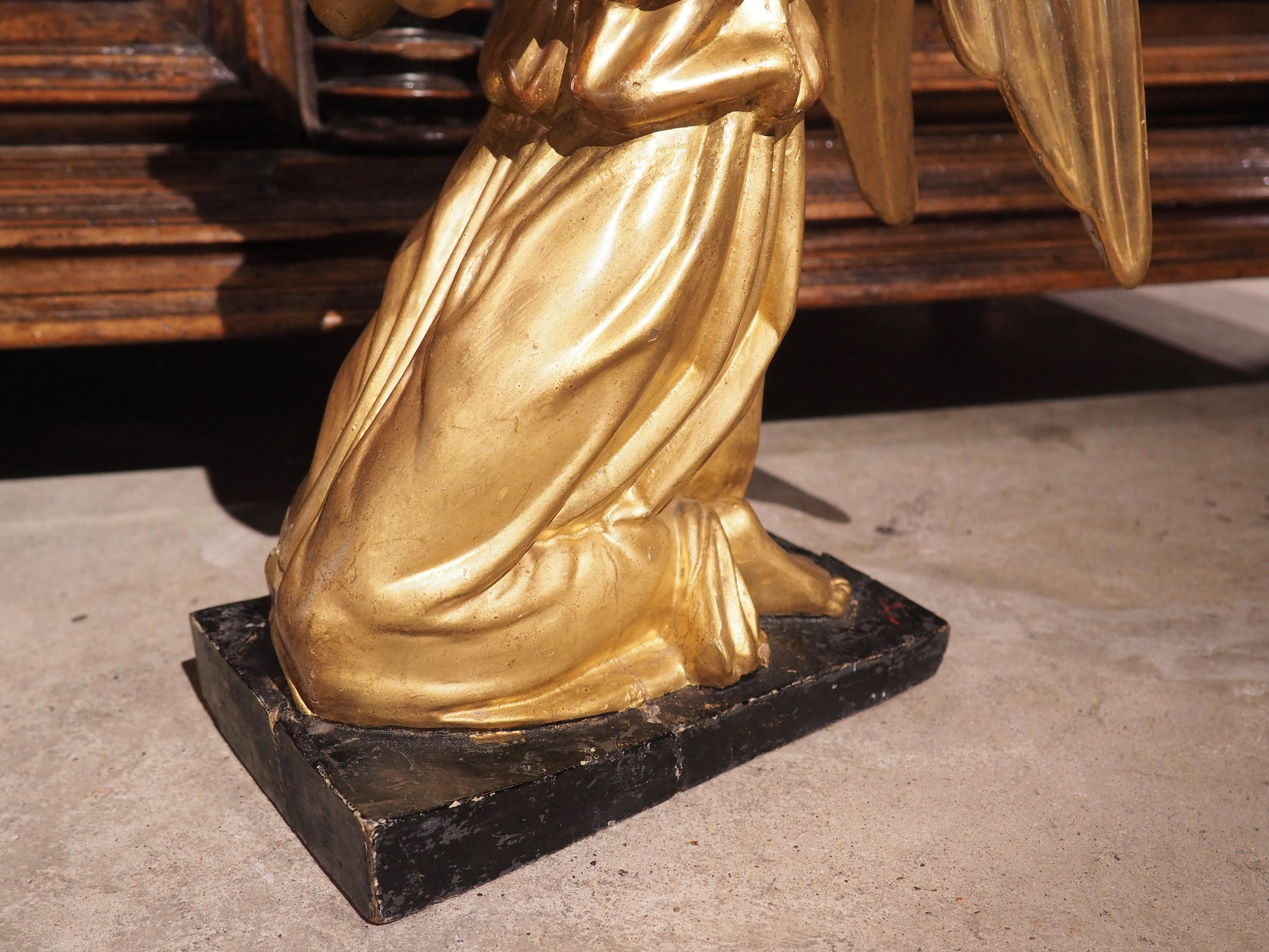 Paire d'anges en bois doré d'Italie datant d'environ 1800 en vente 5