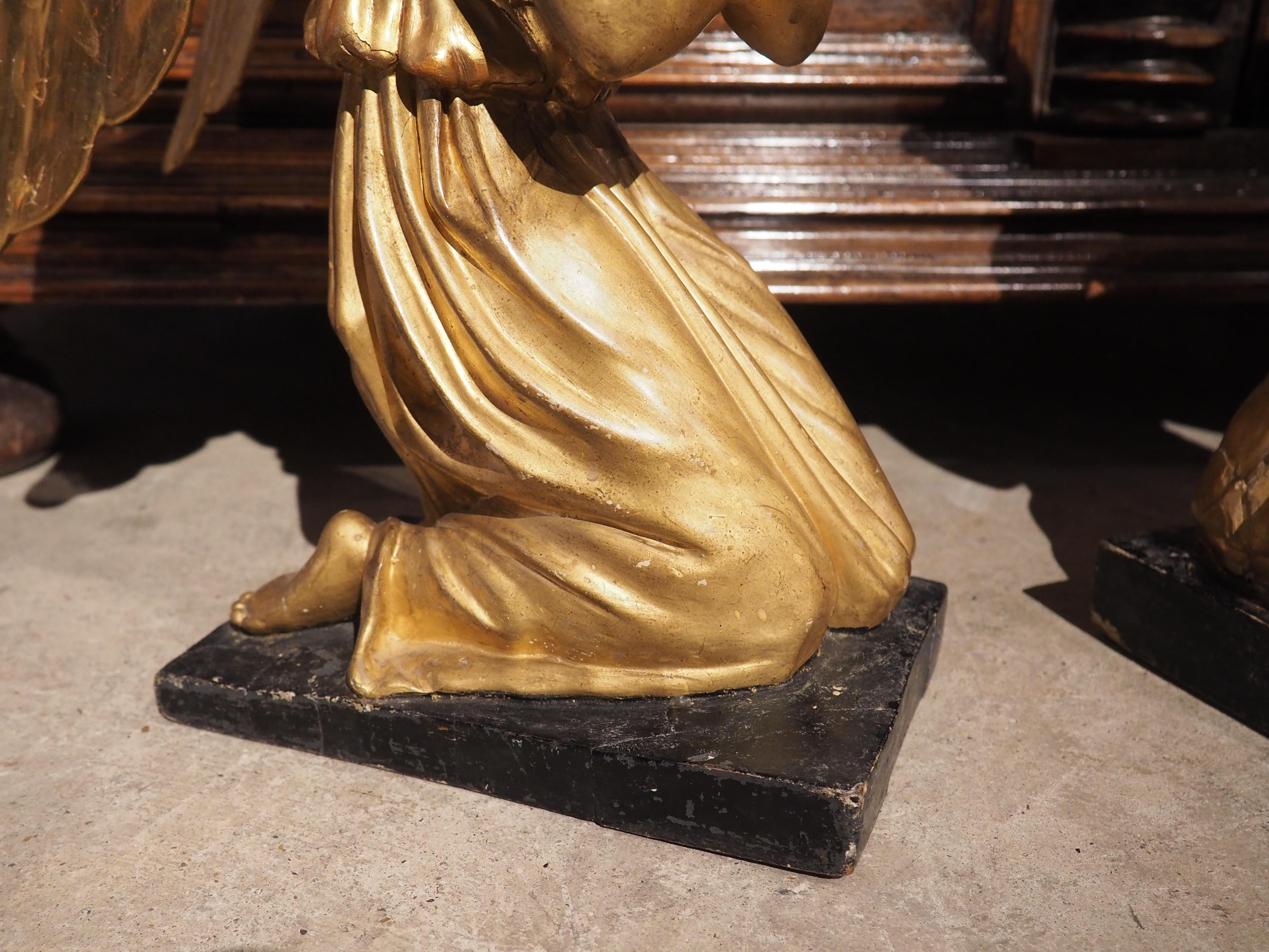 Paire d'anges en bois doré d'Italie datant d'environ 1800 en vente 7