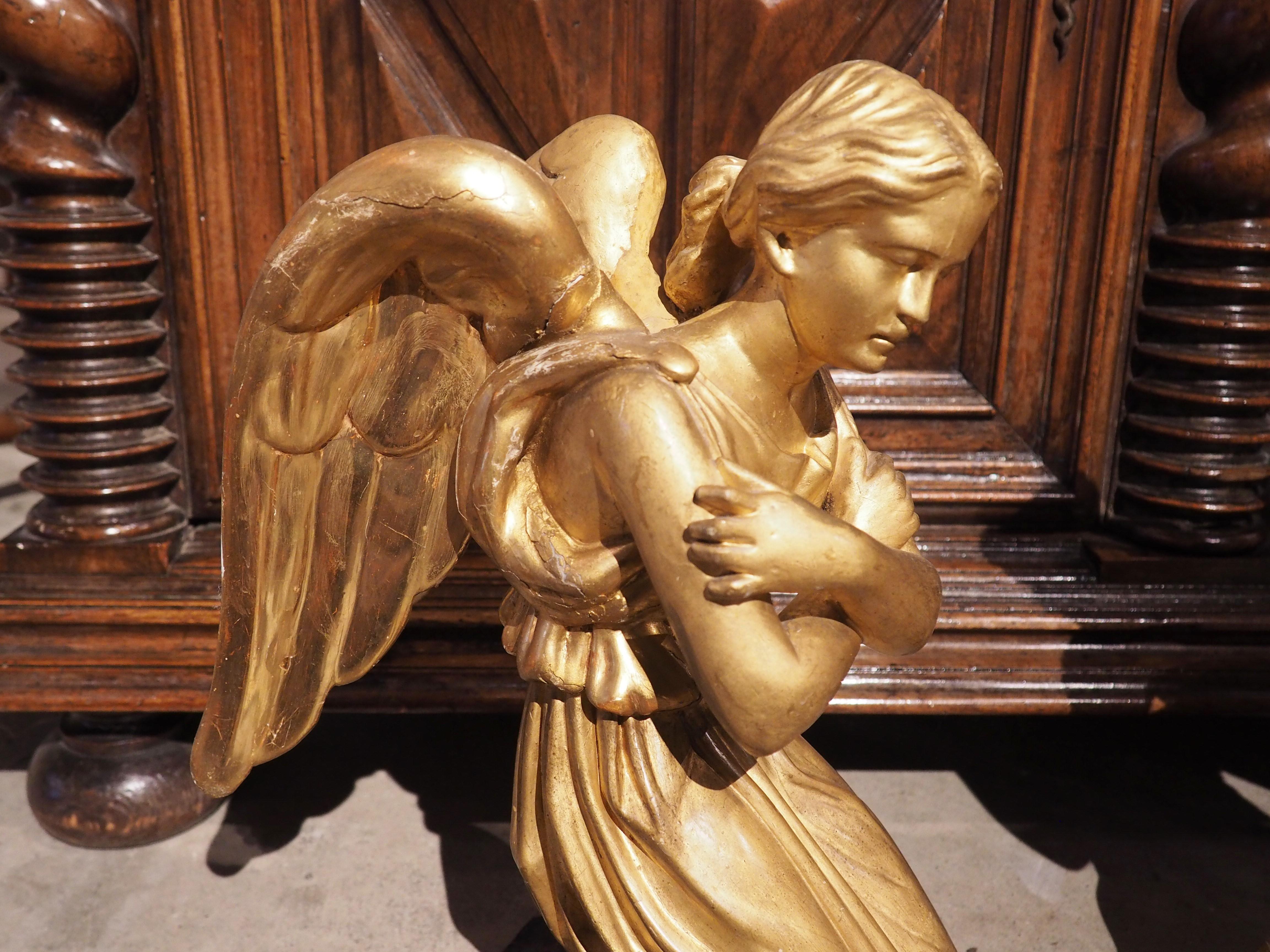 Paire d'anges en bois doré d'Italie datant d'environ 1800 en vente 8