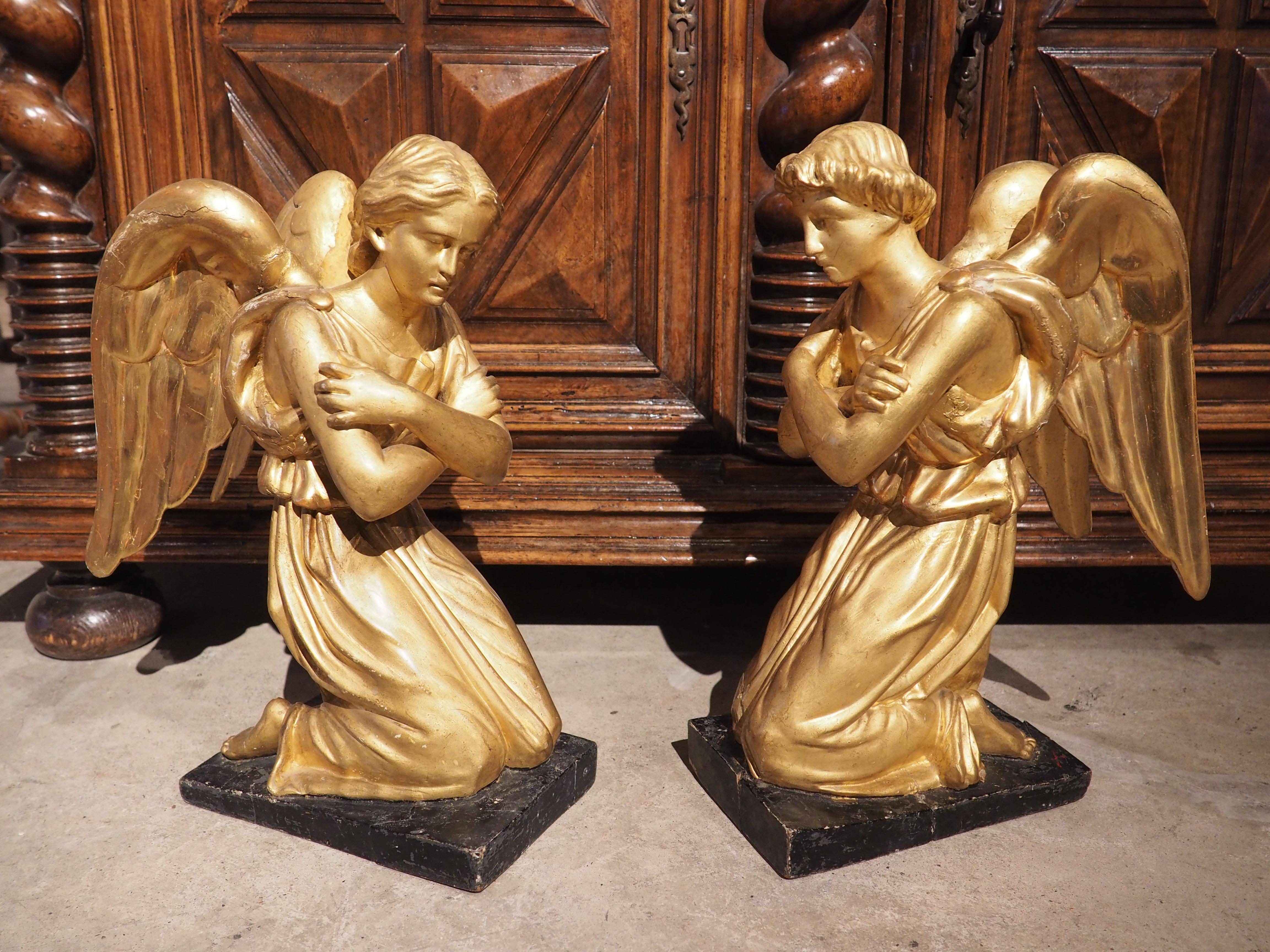 Paire d'anges en bois doré d'Italie datant d'environ 1800 en vente 9