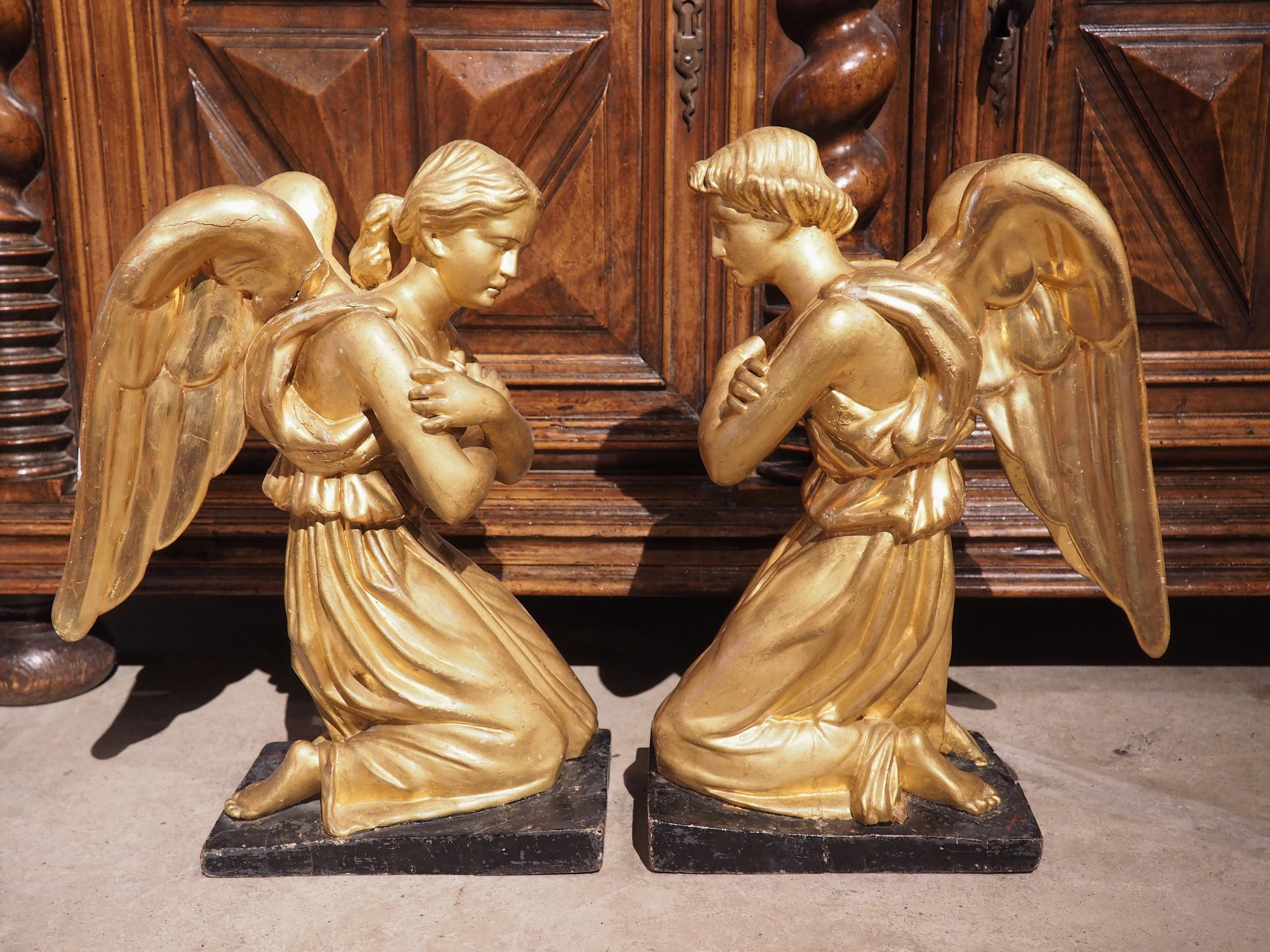italien Paire d'anges en bois doré d'Italie datant d'environ 1800 en vente