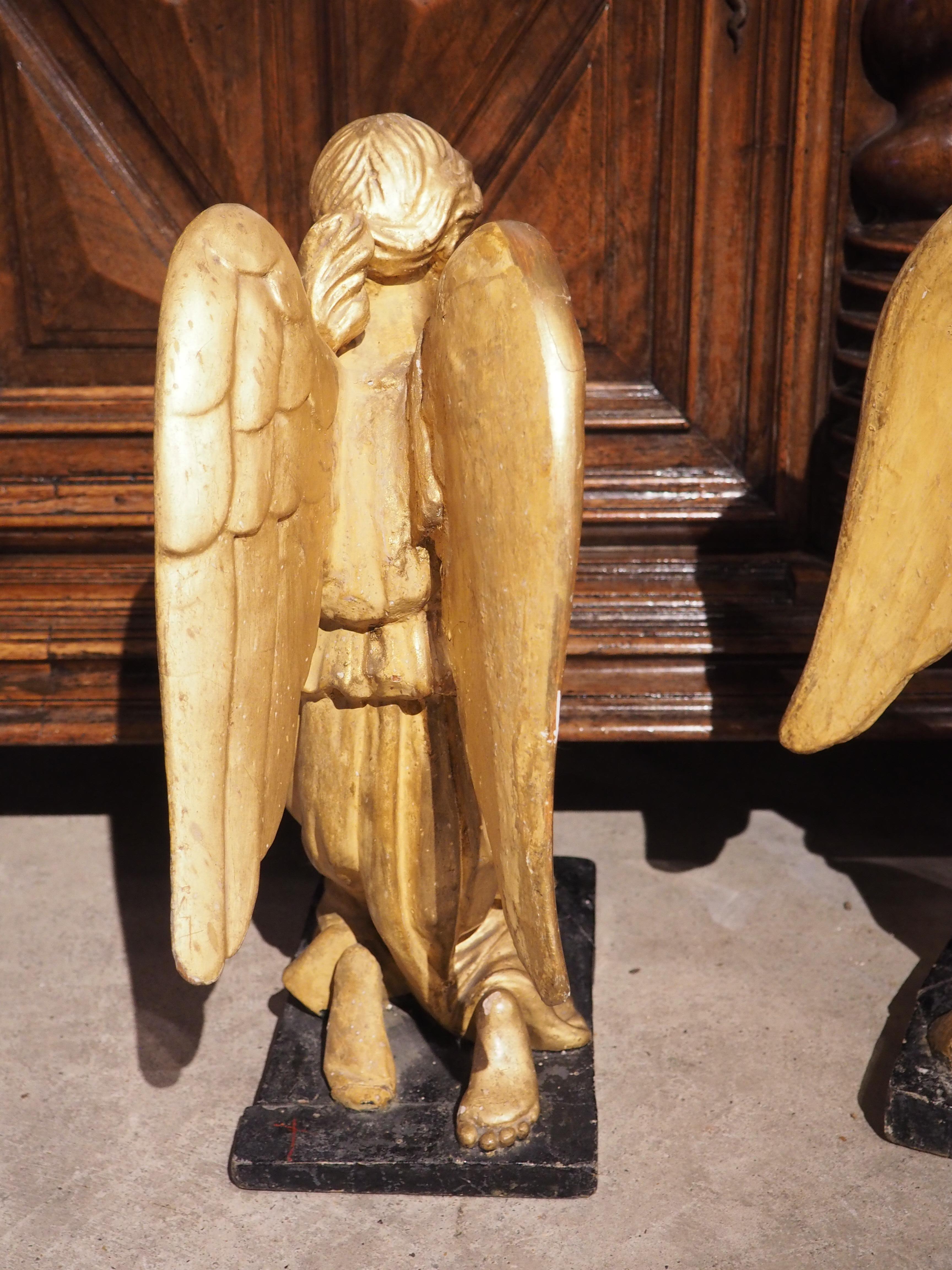 Pair of Circa 1800 Giltwood Angels from Italy In Good Condition For Sale In Dallas, TX