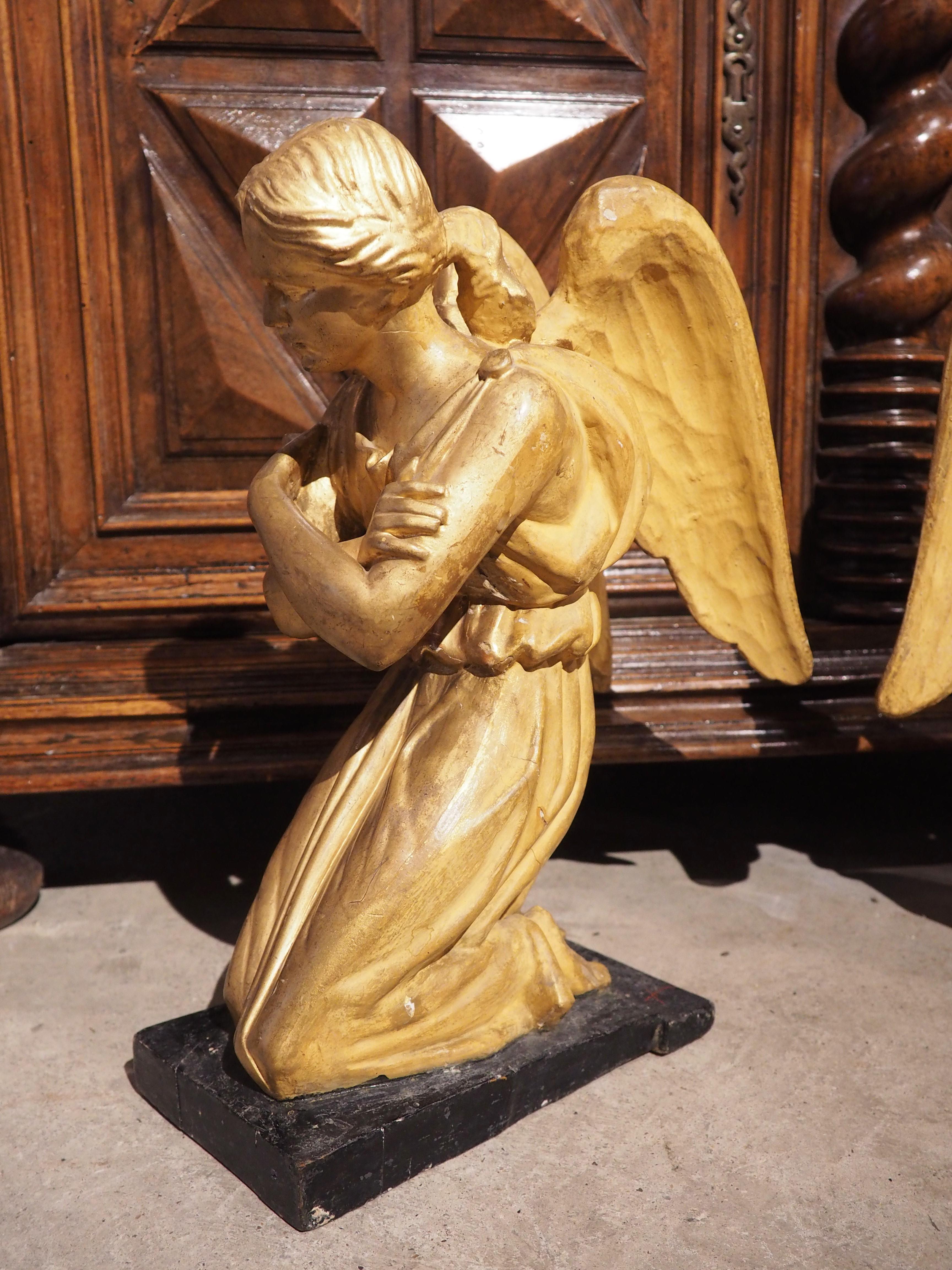 Early 19th Century Pair of Circa 1800 Giltwood Angels from Italy For Sale