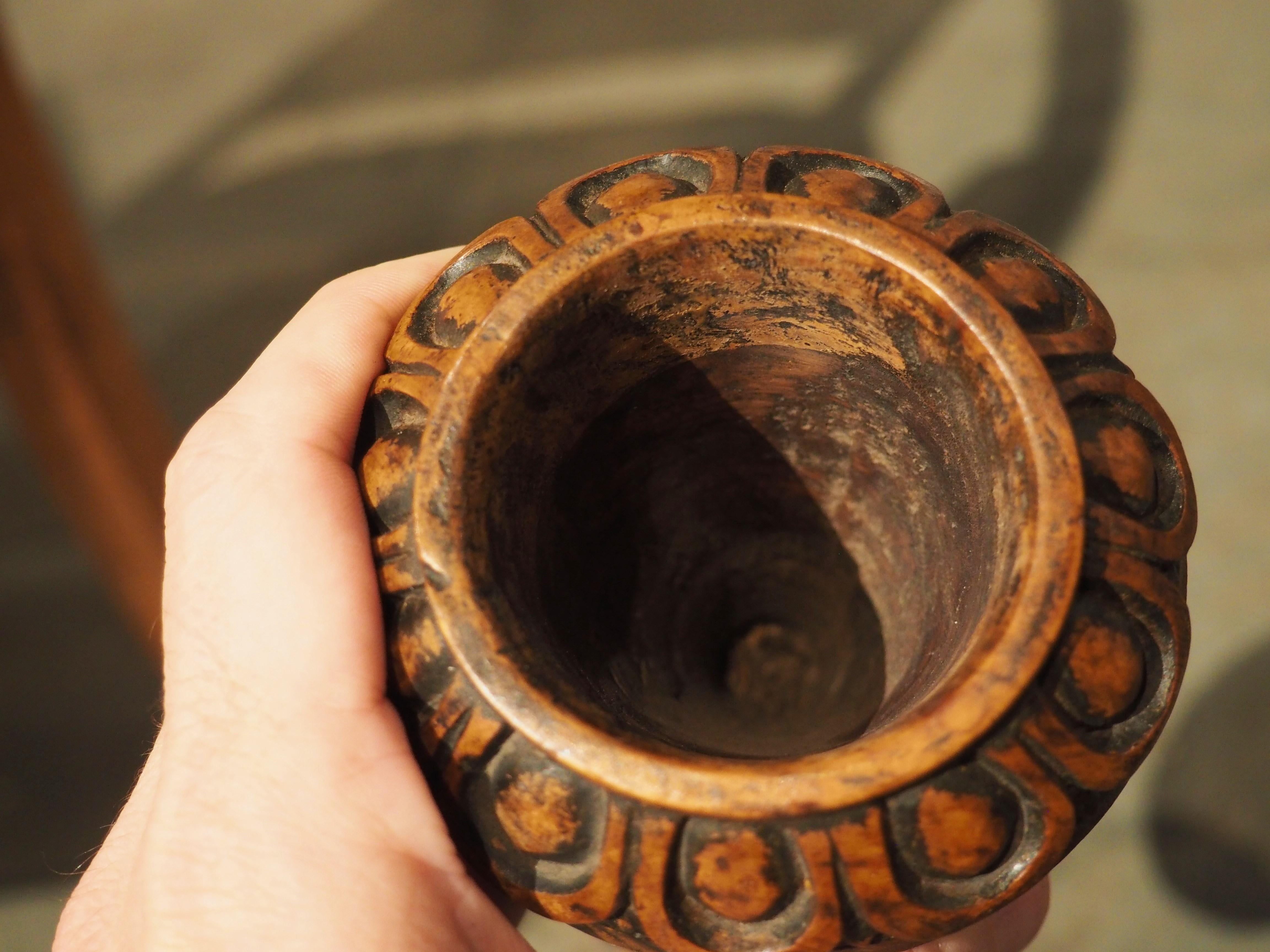 Diese hübschen, um 1820 in England handgeschnitzten Vasen wurden aus Wurzelholz angefertigt. Die Vasen haben eine enorme, nachgedunkelte Patina entwickelt, vor allem entlang der geschnitzten Motive, wie z. B. dem Ei-und-Pfeil-Rand und der konkaven