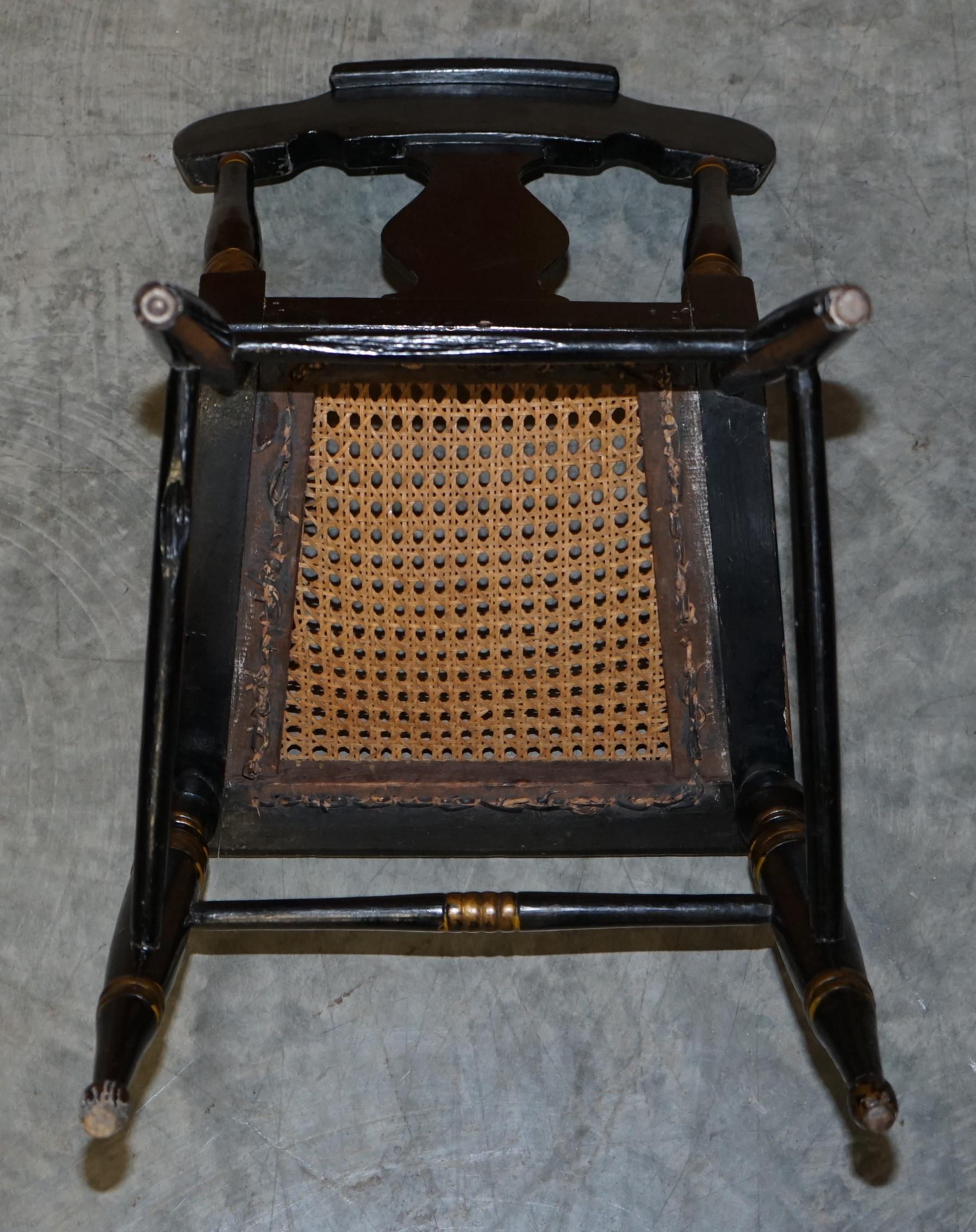 Paire de chaises Bergères d'appoint géorgiennes Baltimore peintes et dorées à l'ébène, datant d'environ 1825 en vente 3
