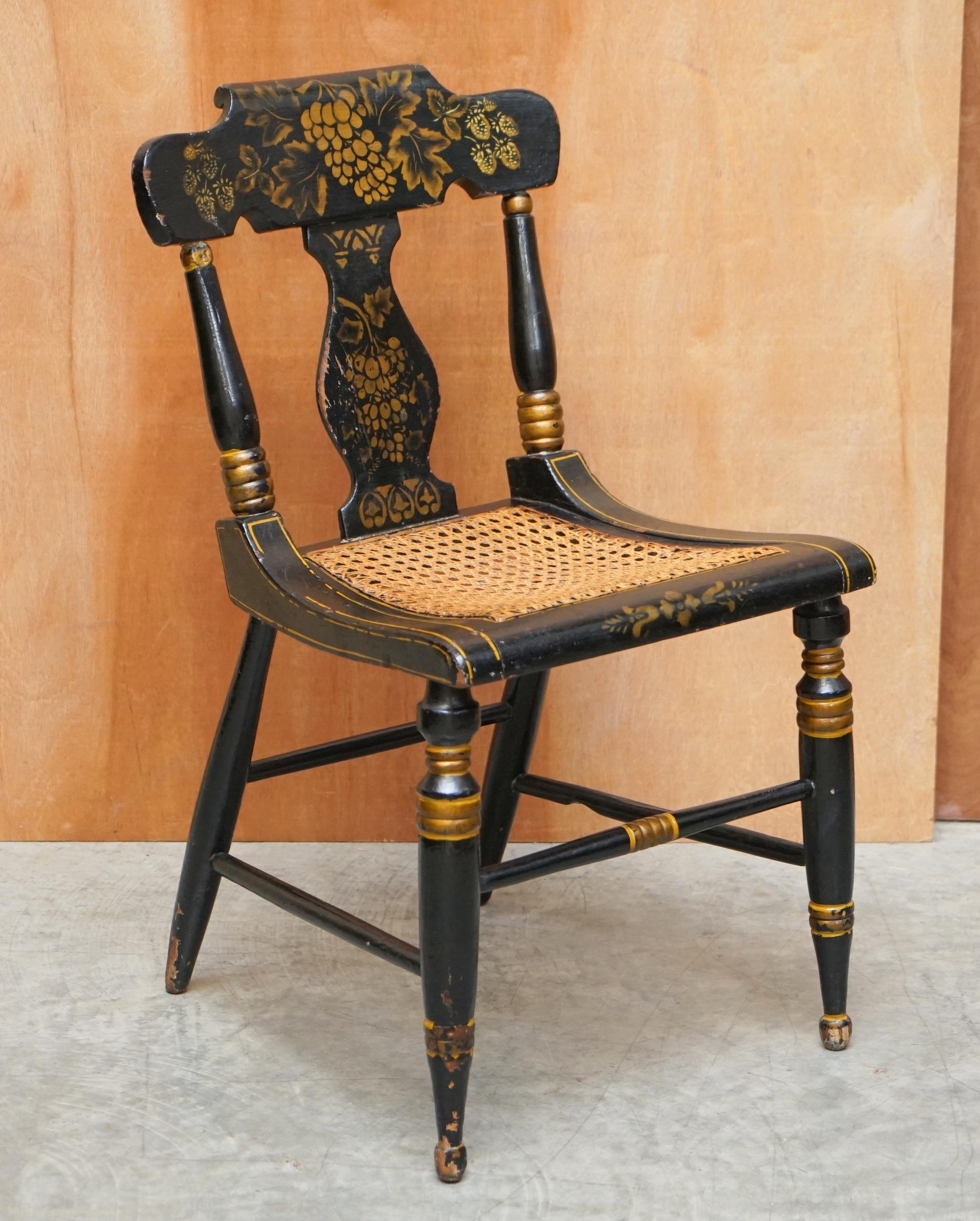 Wir freuen uns sehr, dieses atemberaubende Paar originaler, um 1825 ebonisierter und vergoldeter, handbemalter Baltimore-Seitenstühle anbieten zu können

Ein sehr sammelwürdiges und gut gemachtes Paar Beistellstühle. Wenn Sie sich dieses Angebot