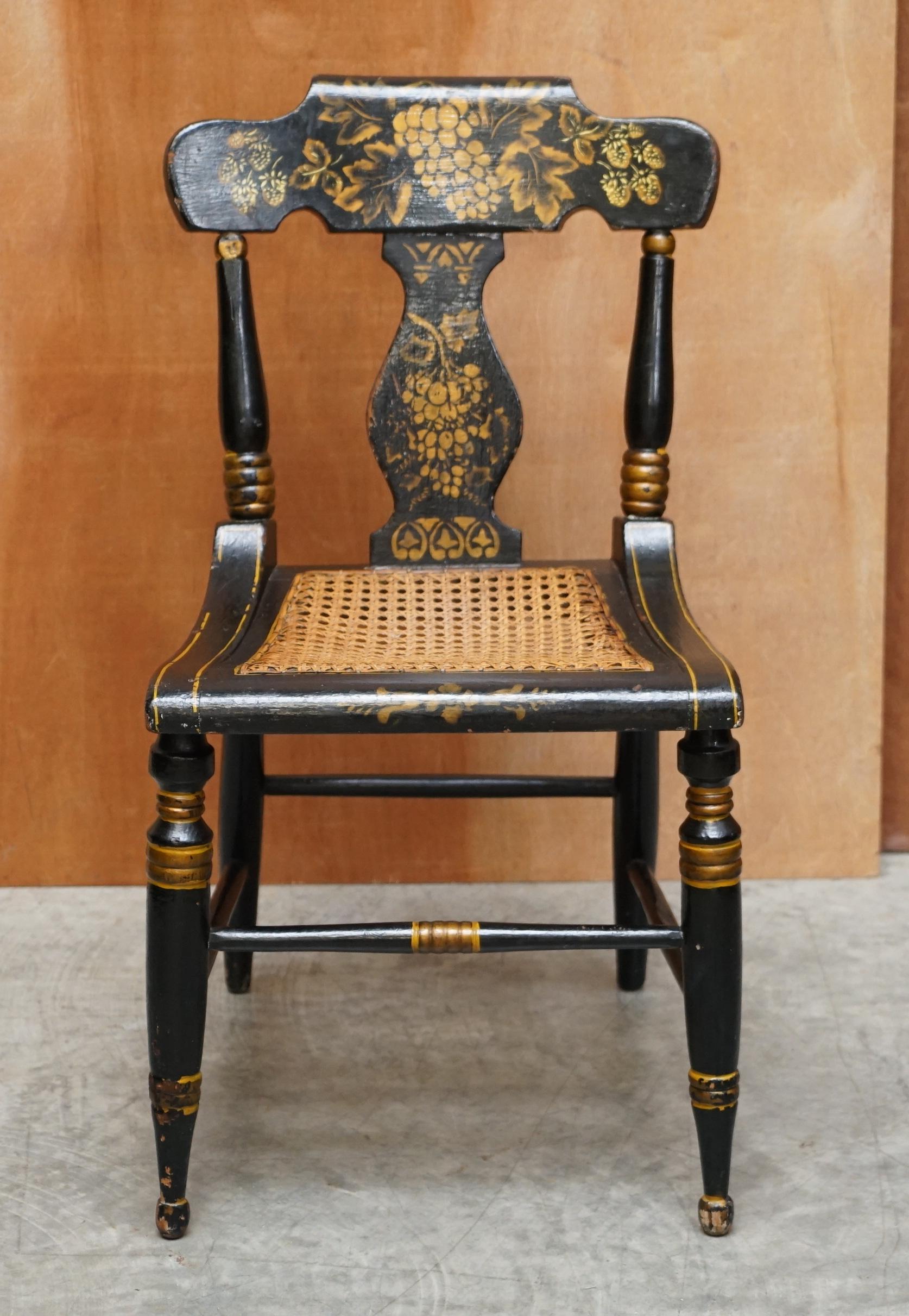 Georgien Paire de chaises Bergères d'appoint géorgiennes Baltimore peintes et dorées à l'ébène, datant d'environ 1825 en vente
