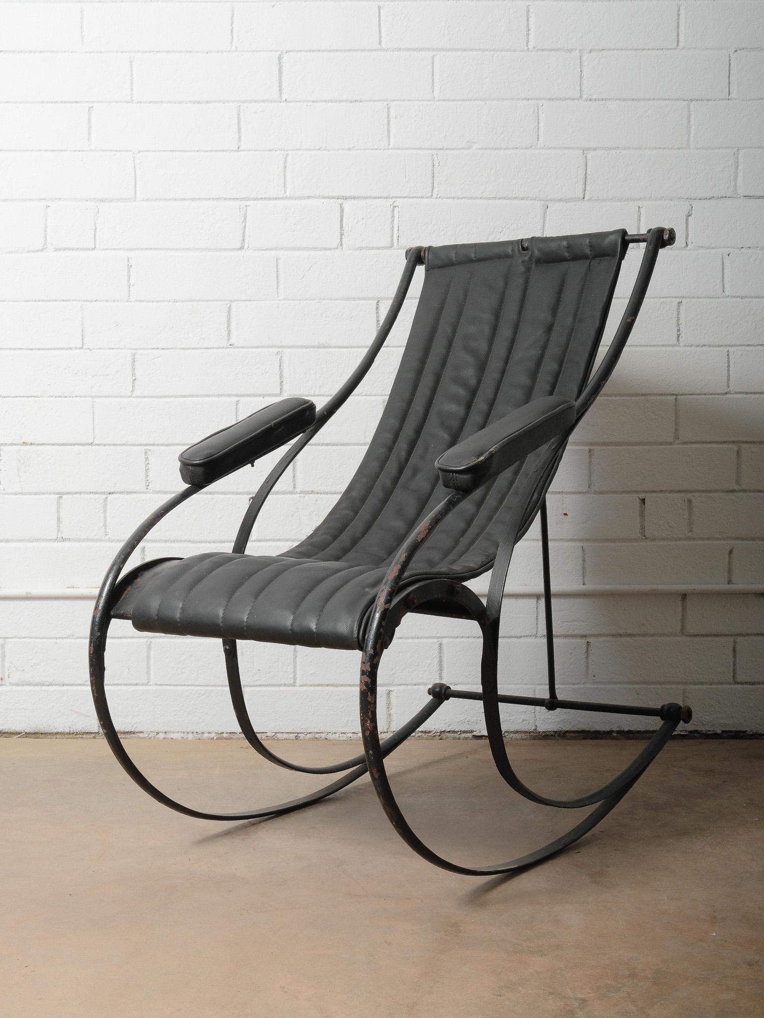 Pair of Circa 1850 Peter Cooper Black Leather Rocking Chairs for R.W. Winfield en vente 4