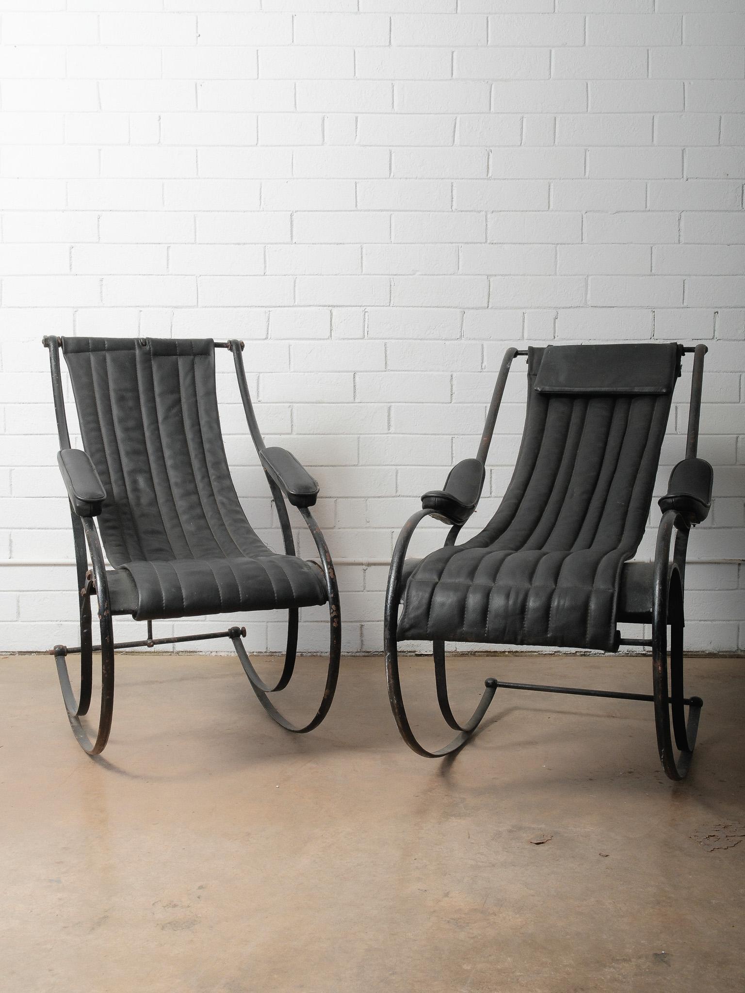 Cette exceptionnelle paire de chaises à bascule datant de 1850 est attribuée à Peters Cooper pour R.W. Winfield, une entreprise célèbre pour ses meubles en fer novateurs du XIXe siècle. Chaque chaise présente le cadre en fer forgé caractéristique de