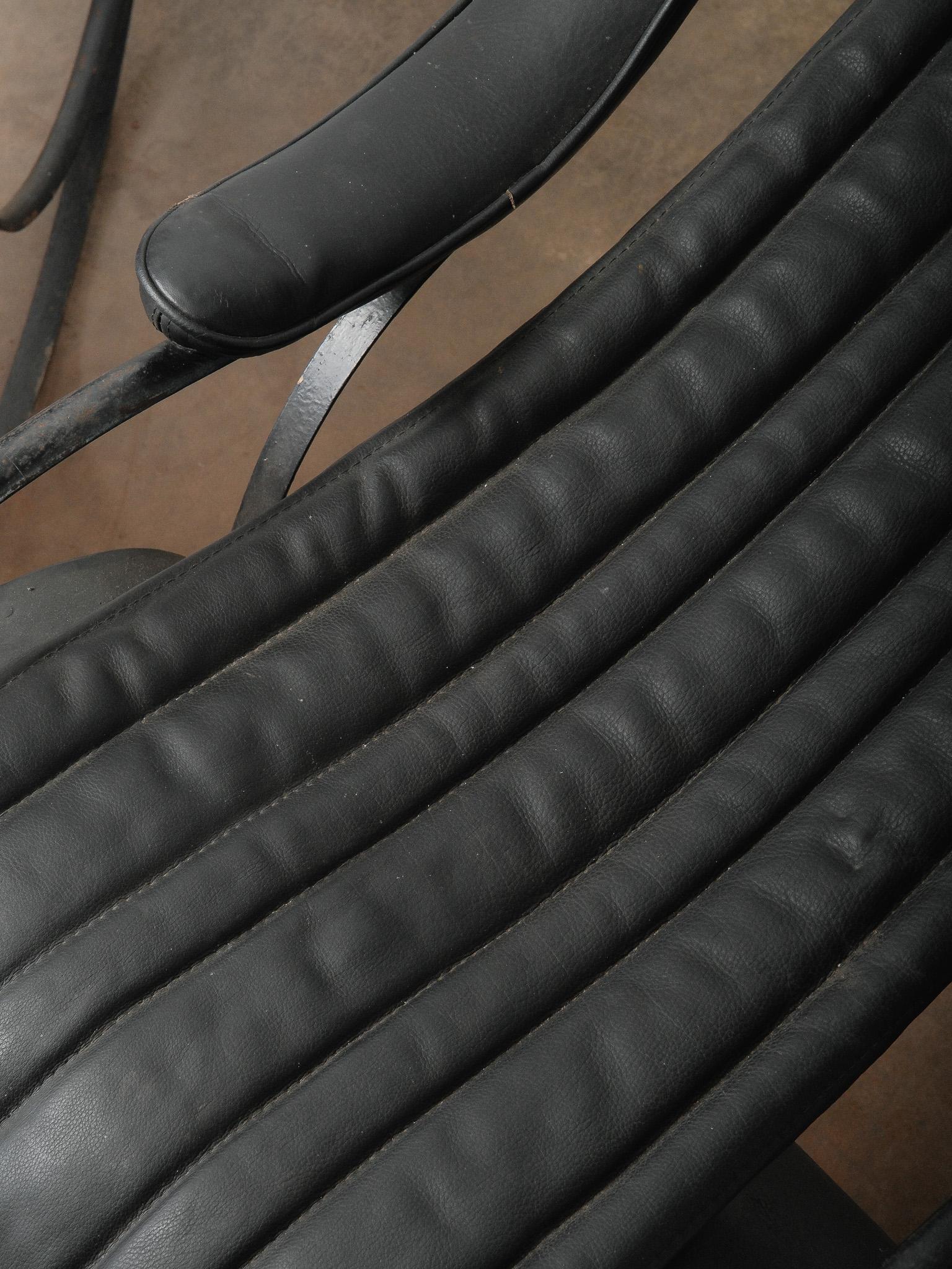 Pair of Circa 1850 Peter Cooper Black Leather Rocking Chairs for R.W. Winfield en vente 1