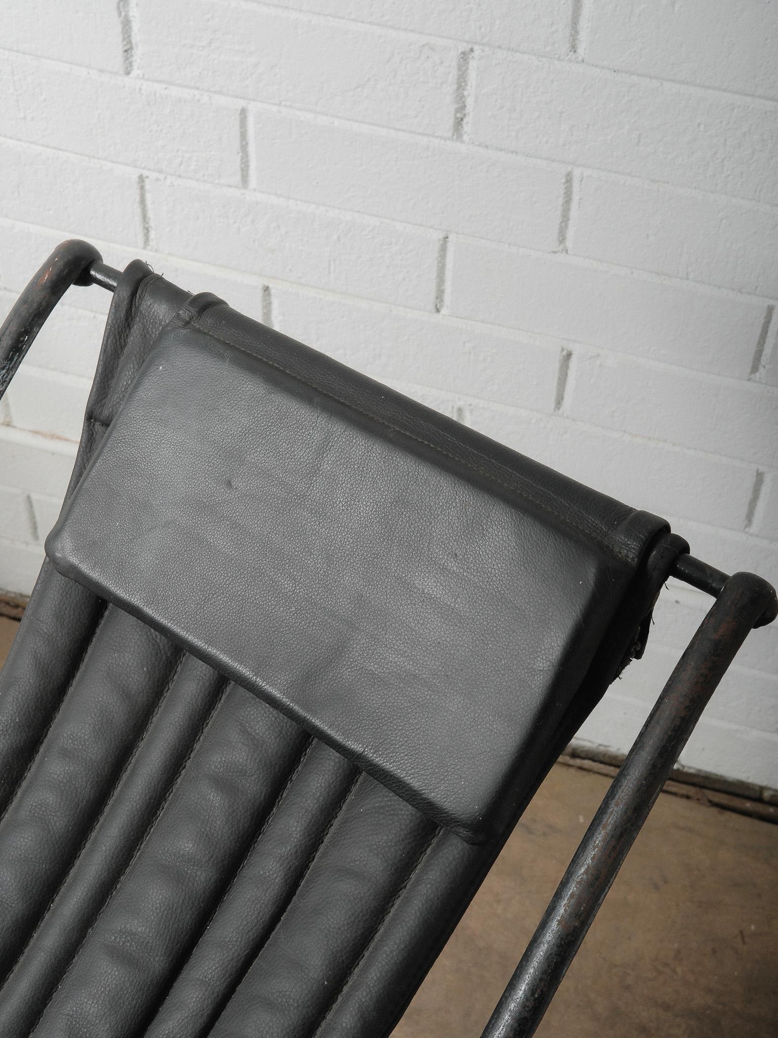 Pair of Circa 1850 Peter Cooper Black Leather Rocking Chairs for R.W. Winfield en vente 2