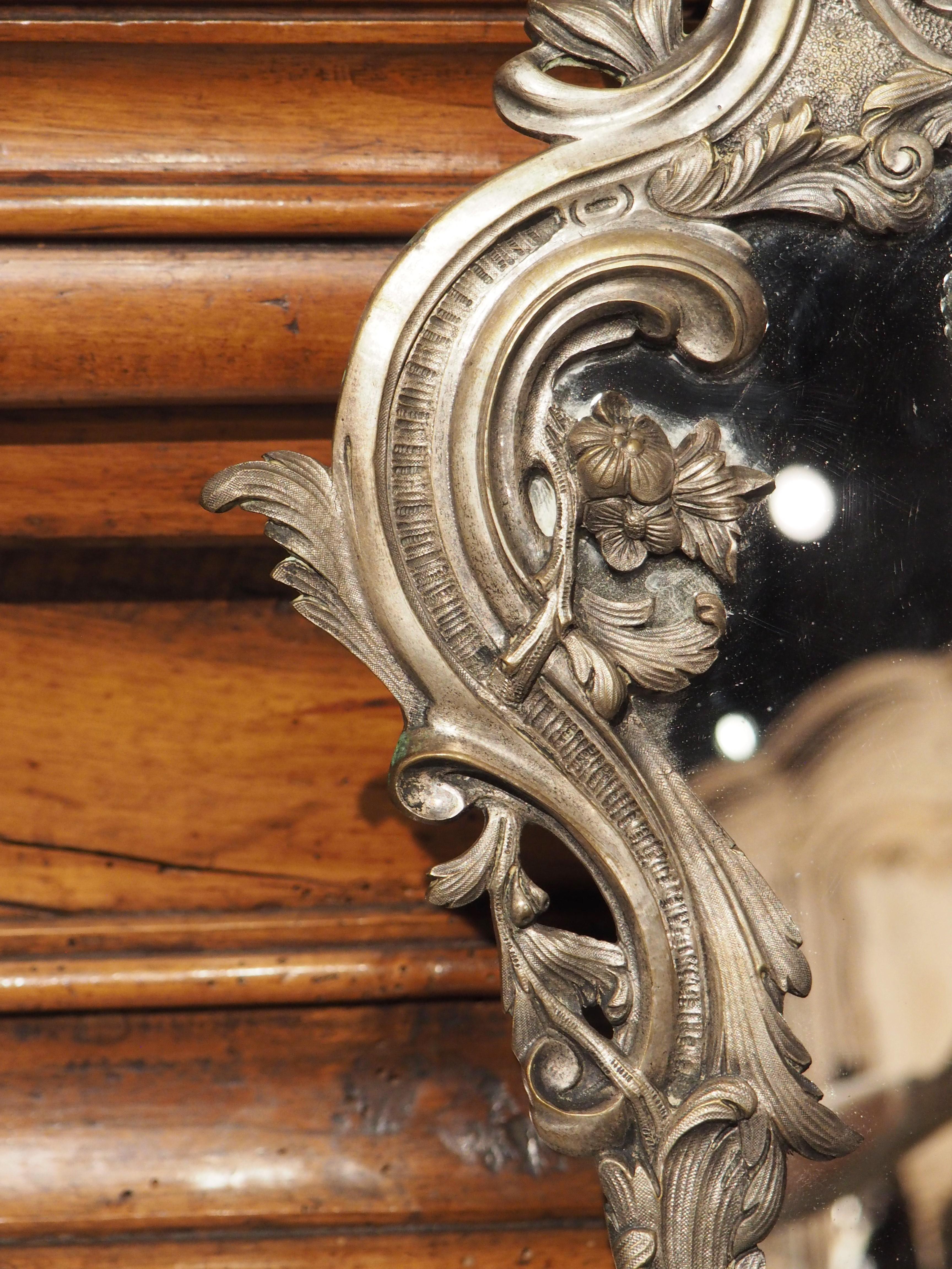 Paire d'appliques à miroir en bronze argenté de style Régence datant de 1850 et provenant de France en vente 3