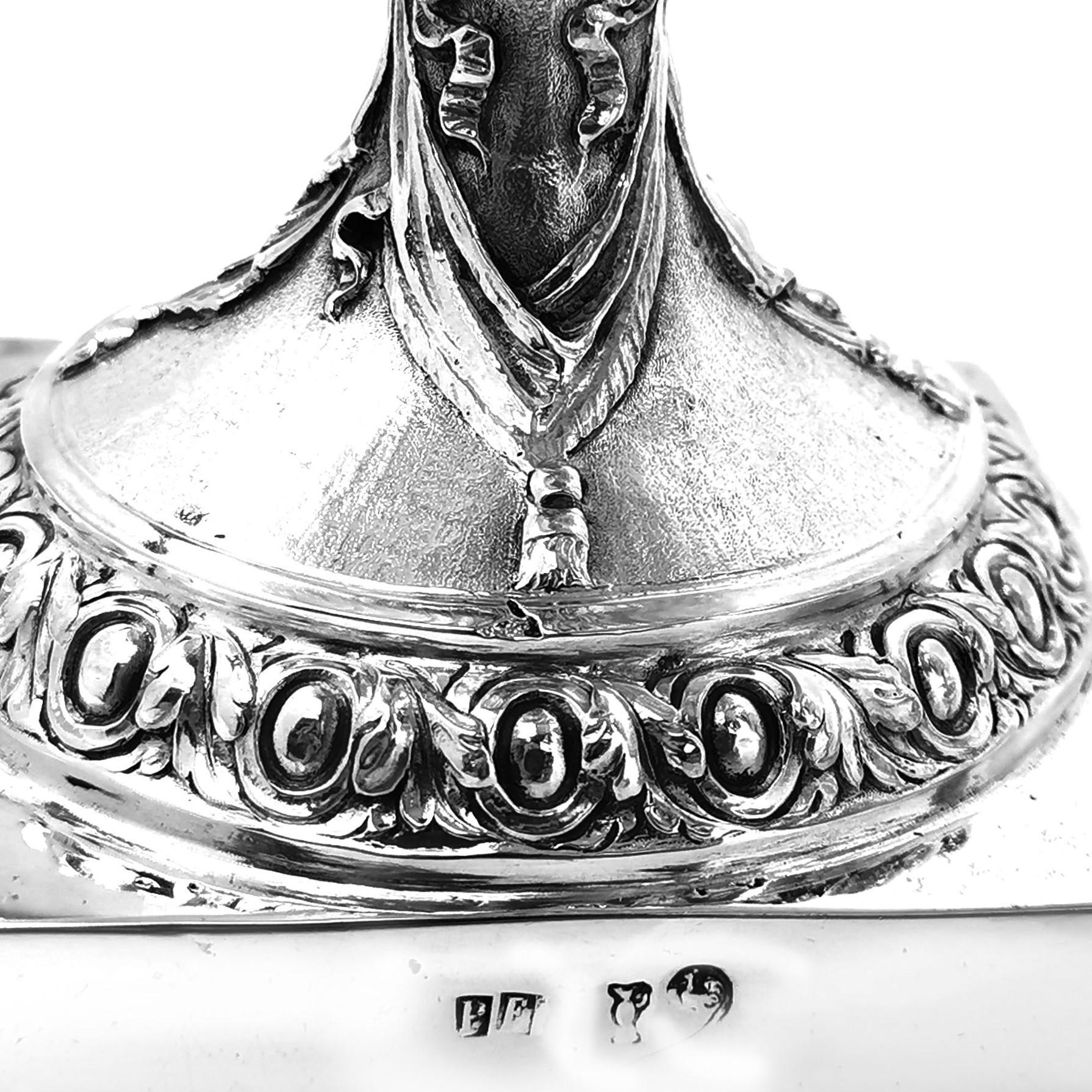 Circa 1880 Pareja de urnas alemanas con tapa de plata de ley en venta 3