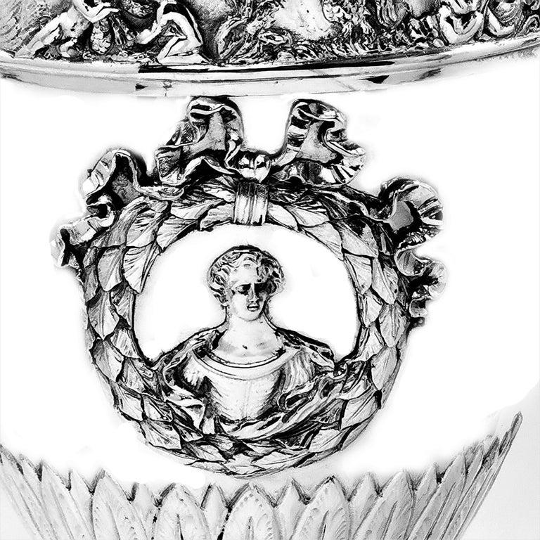 Circa 1880 Pareja de urnas alemanas con tapa de plata de ley Alemán en venta