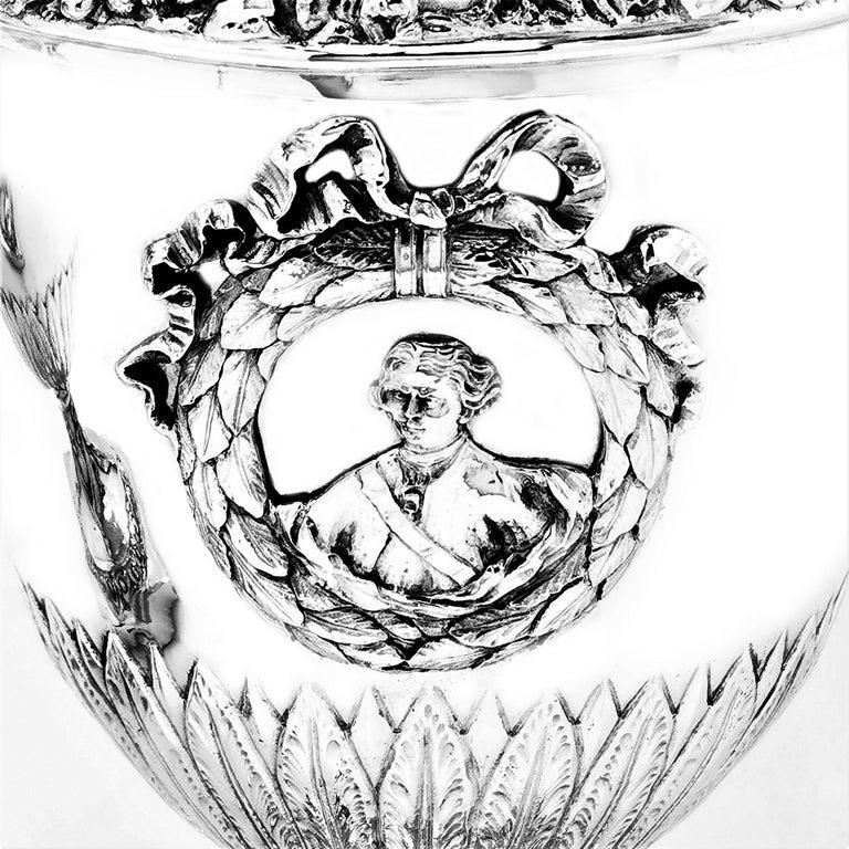 Circa 1880 Pareja de urnas alemanas con tapa de plata de ley Martillado en venta