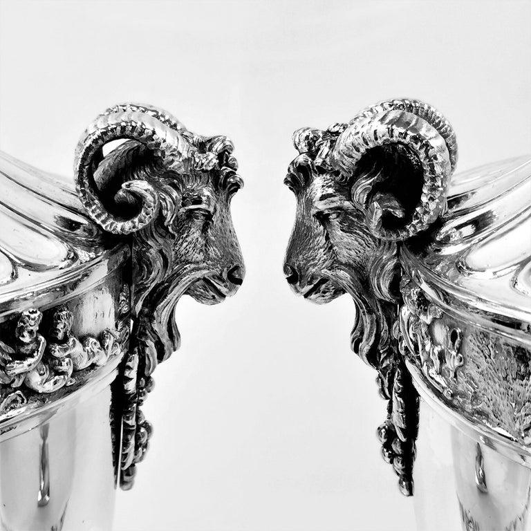 Circa 1880 Pareja de urnas alemanas con tapa de plata de ley Silver en venta