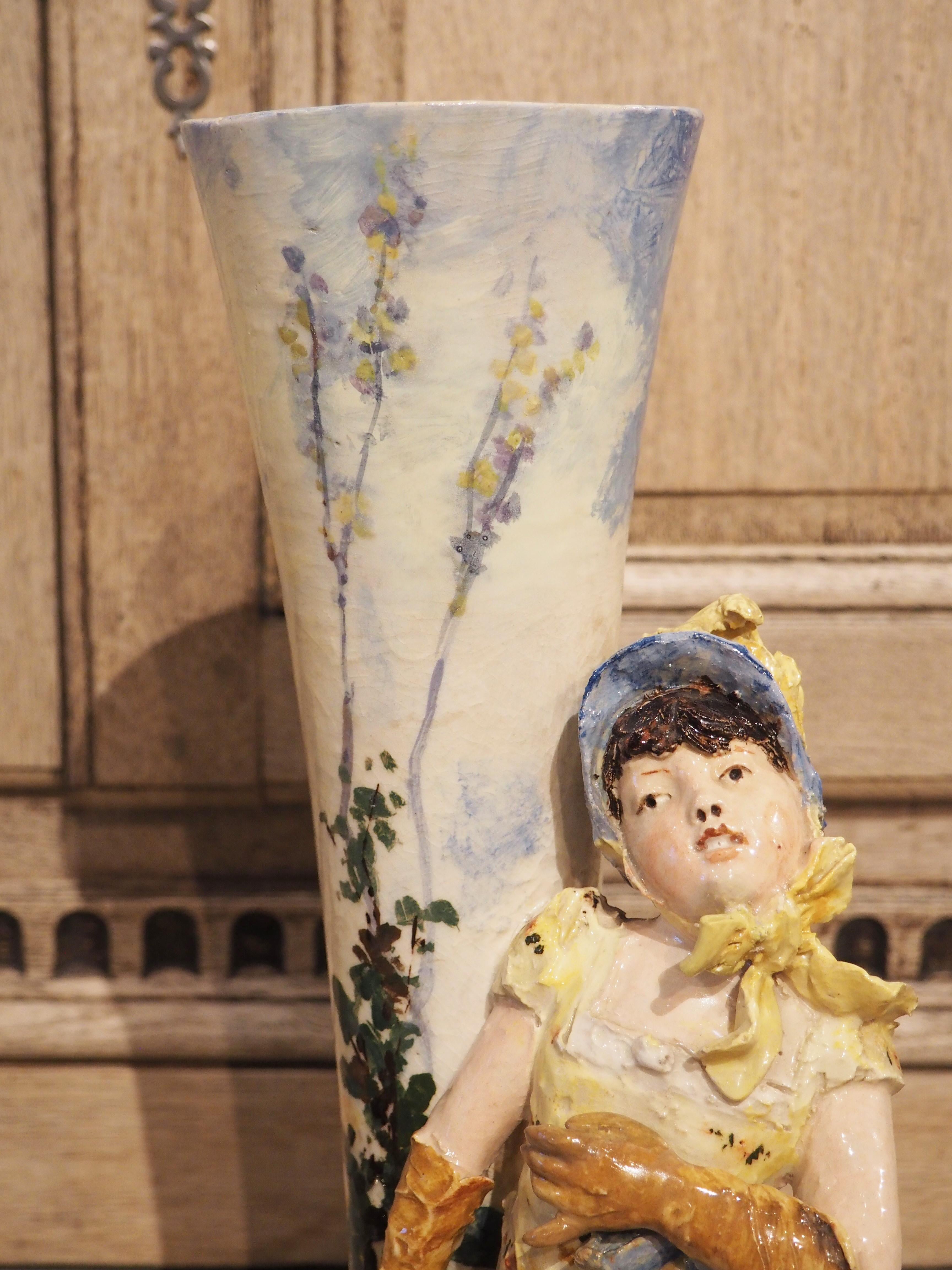 Fait main Paire de vases figuratifs barbotines français peints datant d'environ 1890 en vente