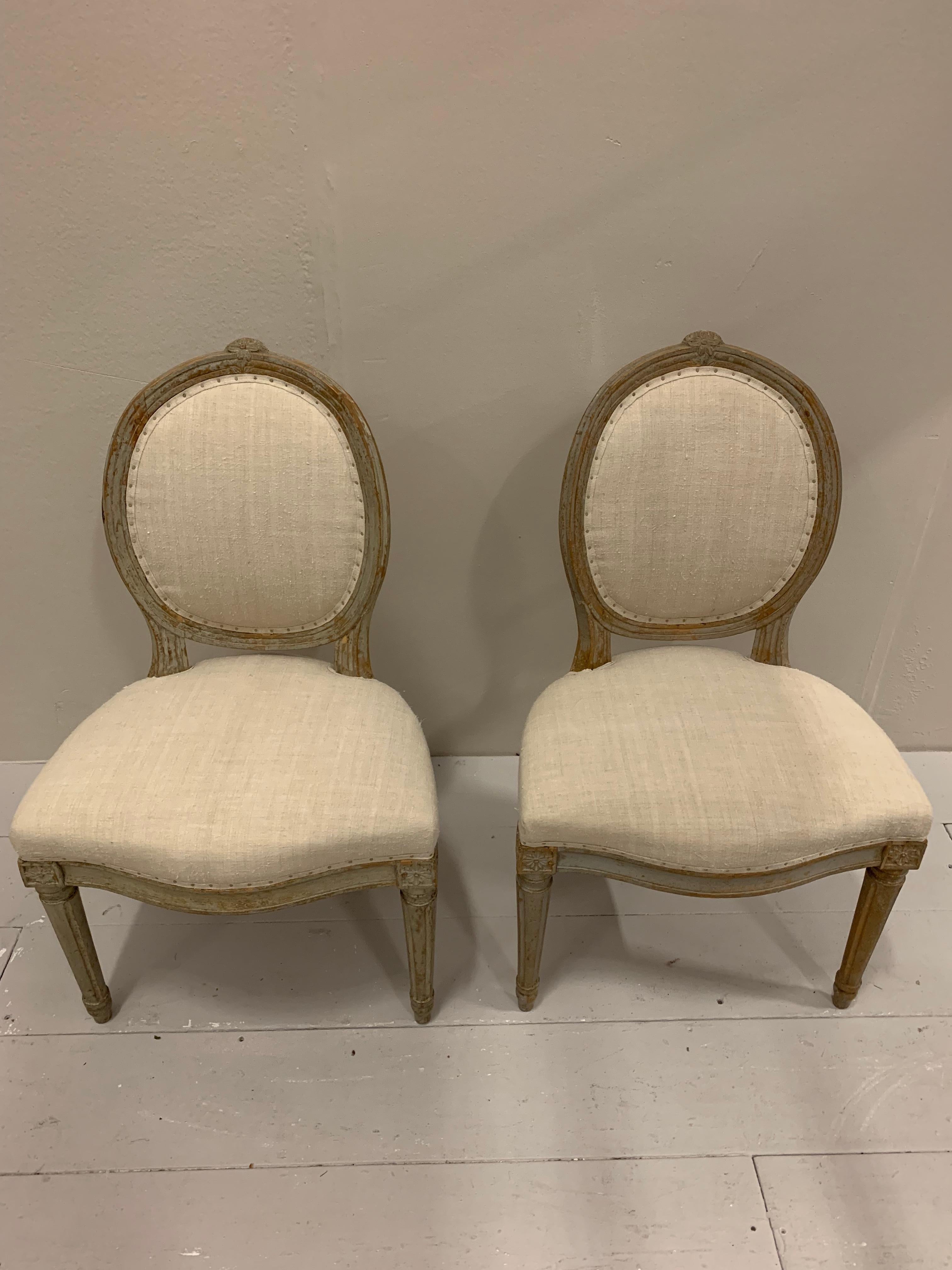 Pair of circa 18th Century Swedish Gustavian Side Chairs with Carved Flowers For Sale 5