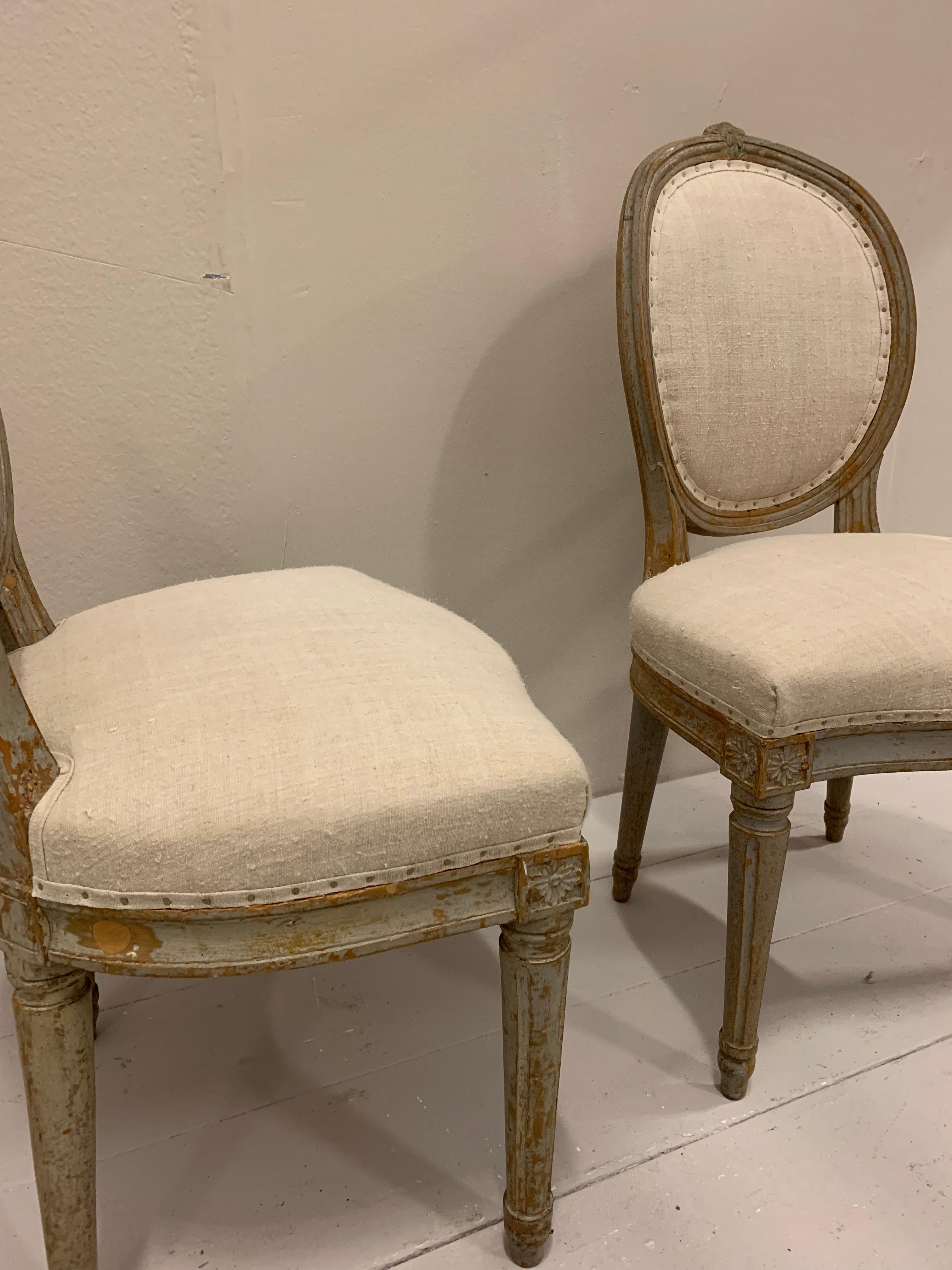 Pair of circa 18th Century Swedish Gustavian Side Chairs with Carved Flowers In Good Condition For Sale In London, GB