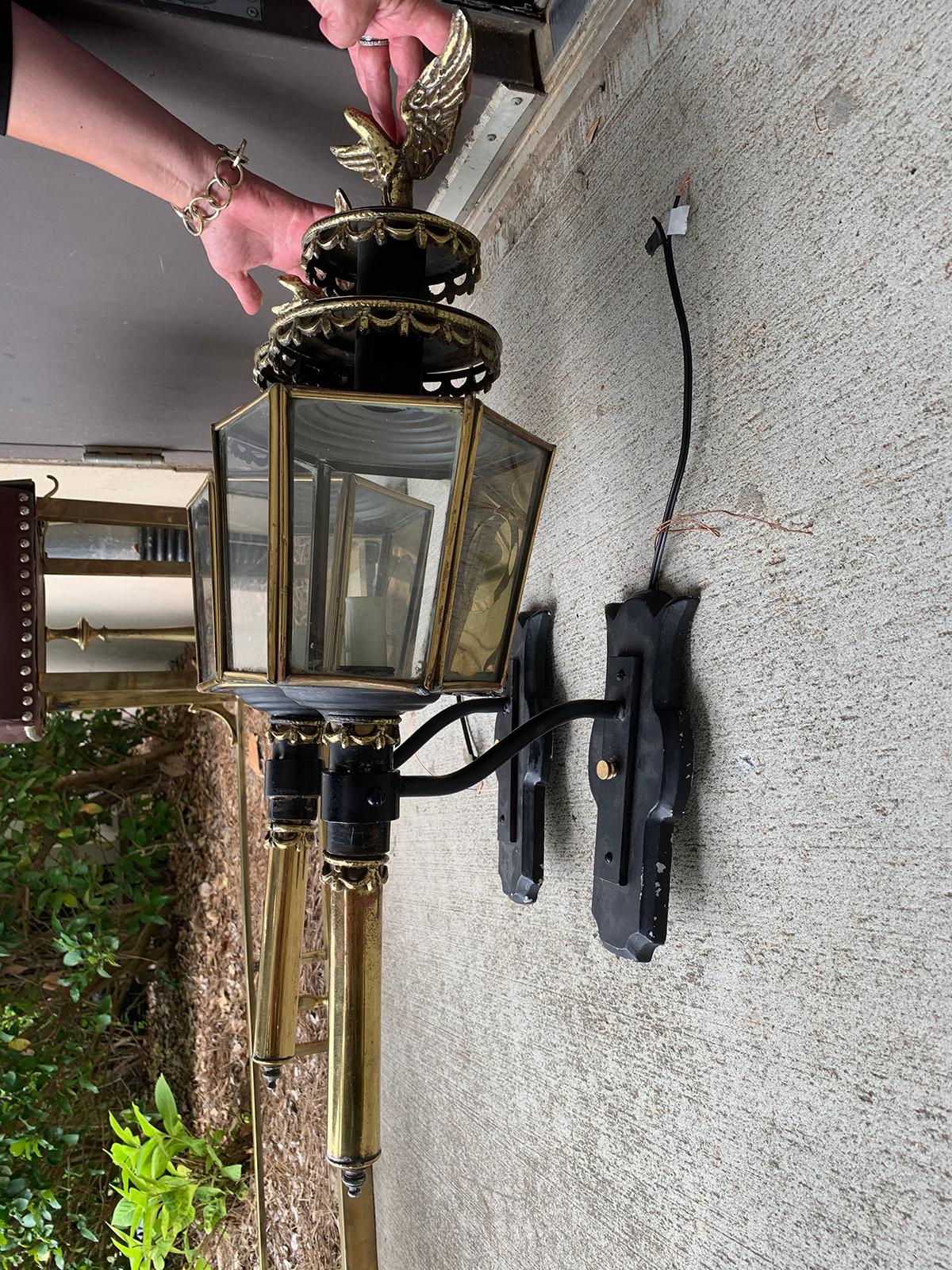 Pair of late 19th-early 20th century circa 1900 American Federal style brass and iron carriage / coach wall lanterns with eagle finials
New wiring.