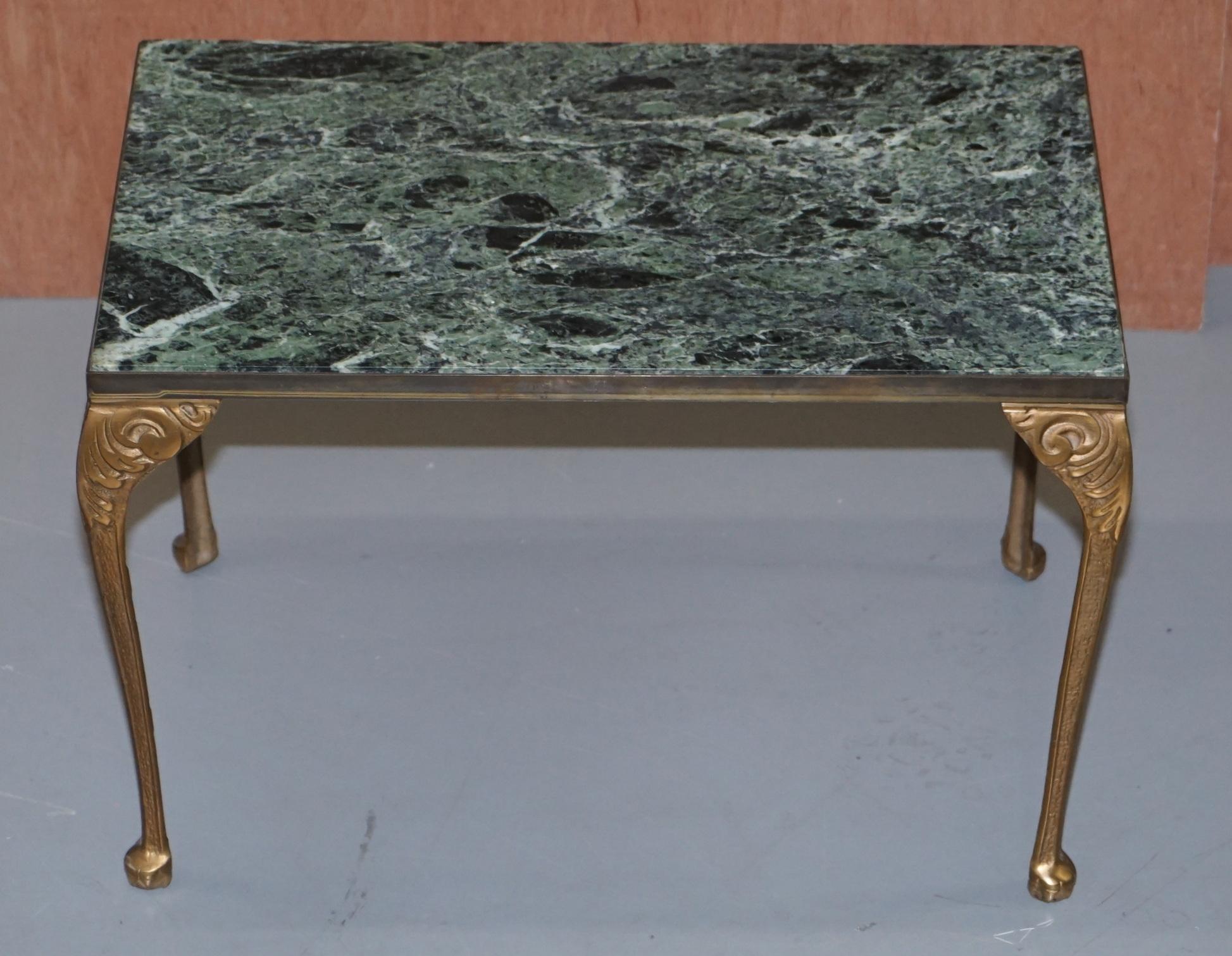 Édouardien Paire de tables d'appoint à plateau en marbre vert avec cadres en bronze, datant d'environ 1900 en vente