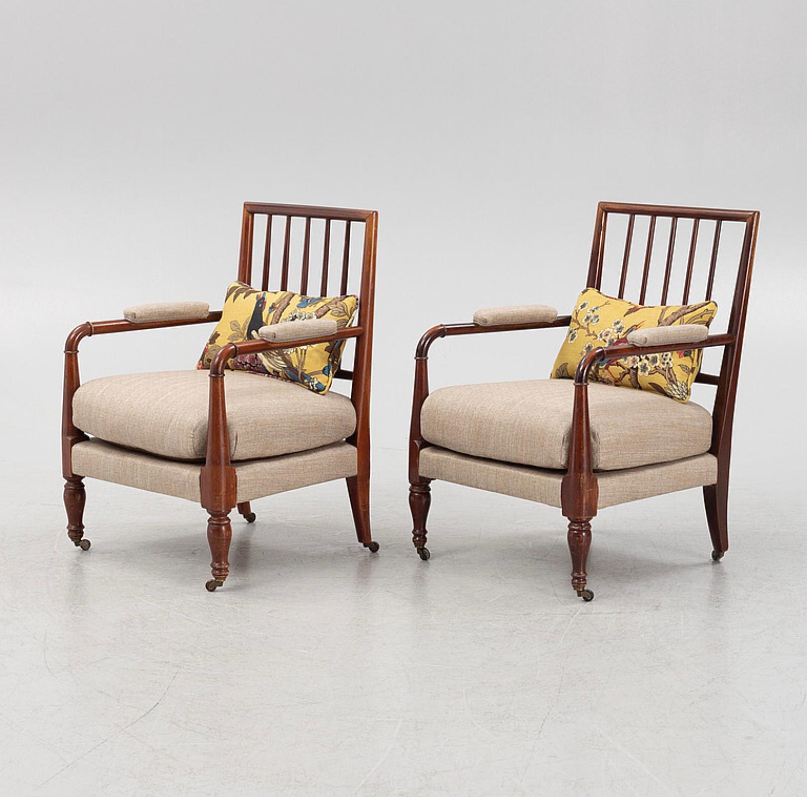 Édouardien Paire de fauteuils suédois en acajou avec dossier en fuseau et tapisserie, datant des années 1900  en vente