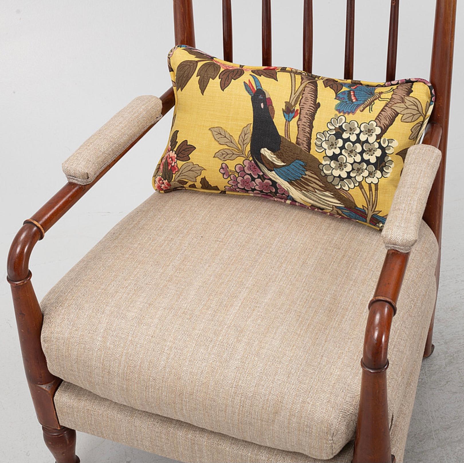 Tourné Paire de fauteuils suédois en acajou avec dossier en fuseau et tapisserie, datant des années 1900  en vente