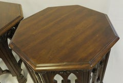 Coppia di tavolini ad arco gotico in mogano inglese del 1910 circa