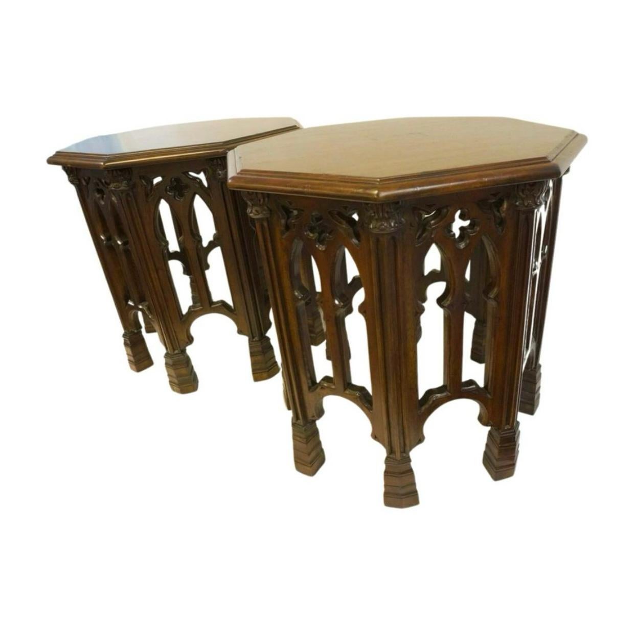 Pareja de mesas auxiliares góticas arqueadas de caoba inglesa de circa 1910 Gótico en venta