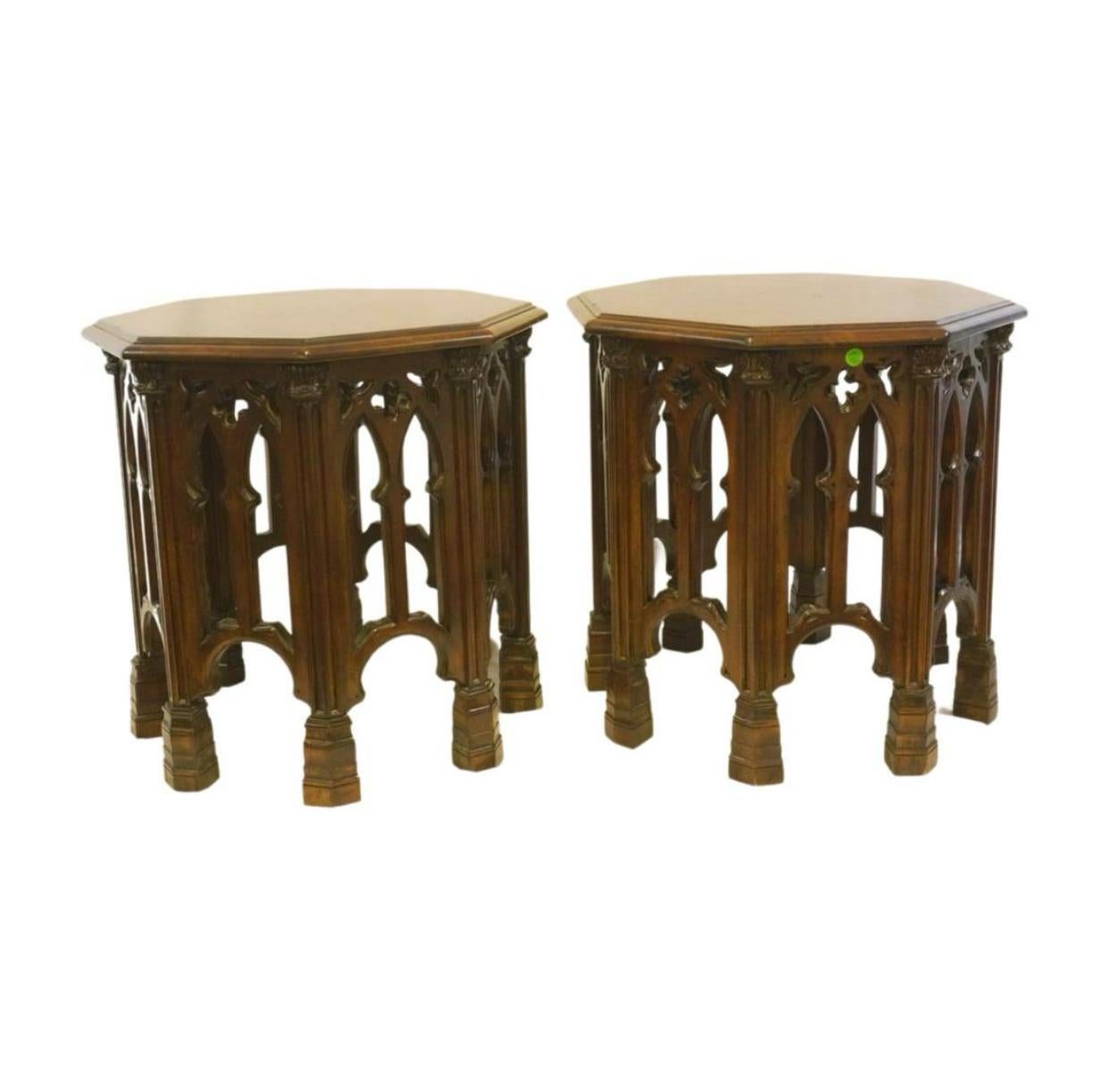 Pareja de mesas auxiliares góticas arqueadas de caoba inglesa de circa 1910 Inglés en venta