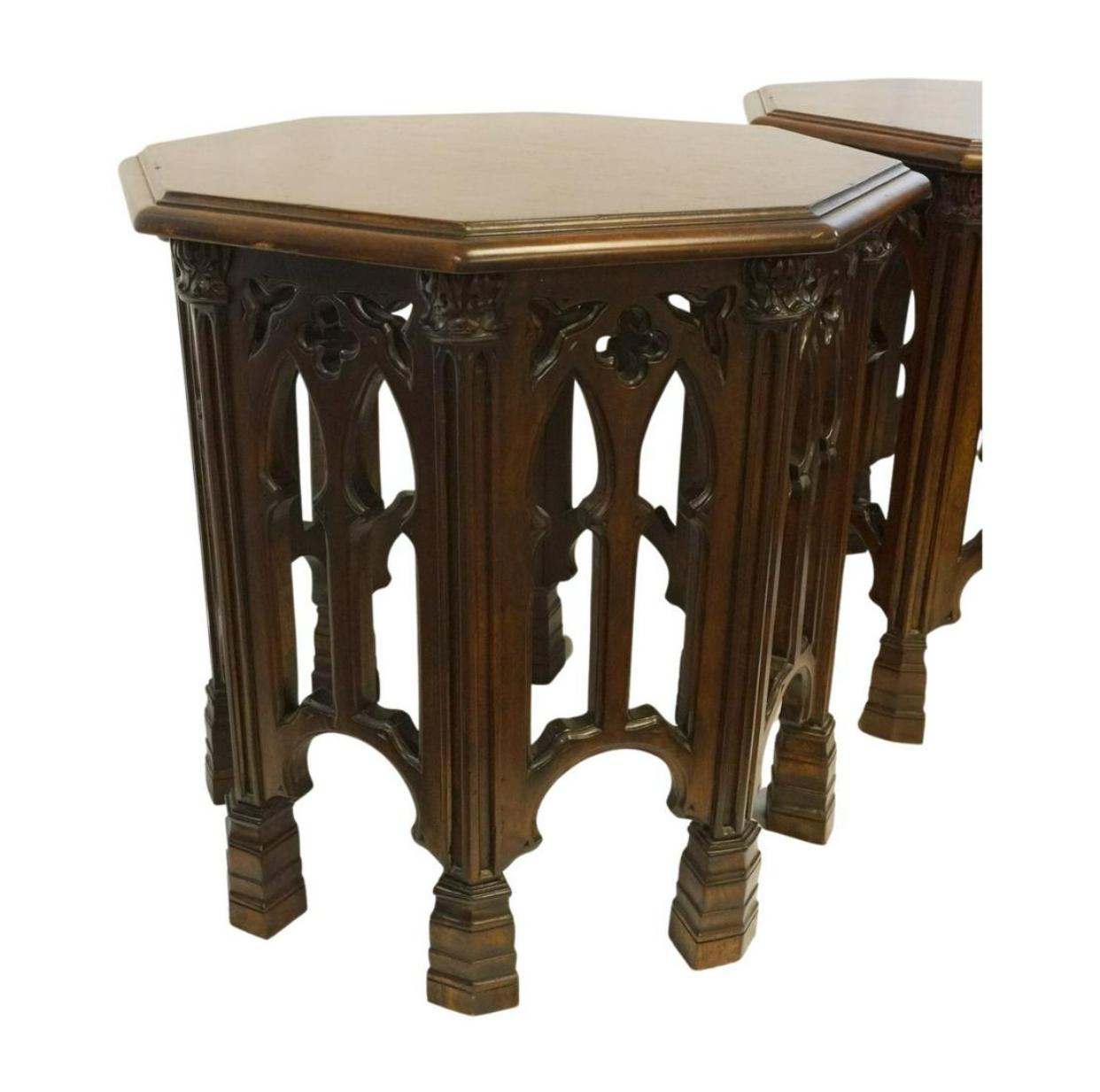 Pareja de mesas auxiliares góticas arqueadas de caoba inglesa de circa 1910 en Bueno estado para la venta en Chicago, IL