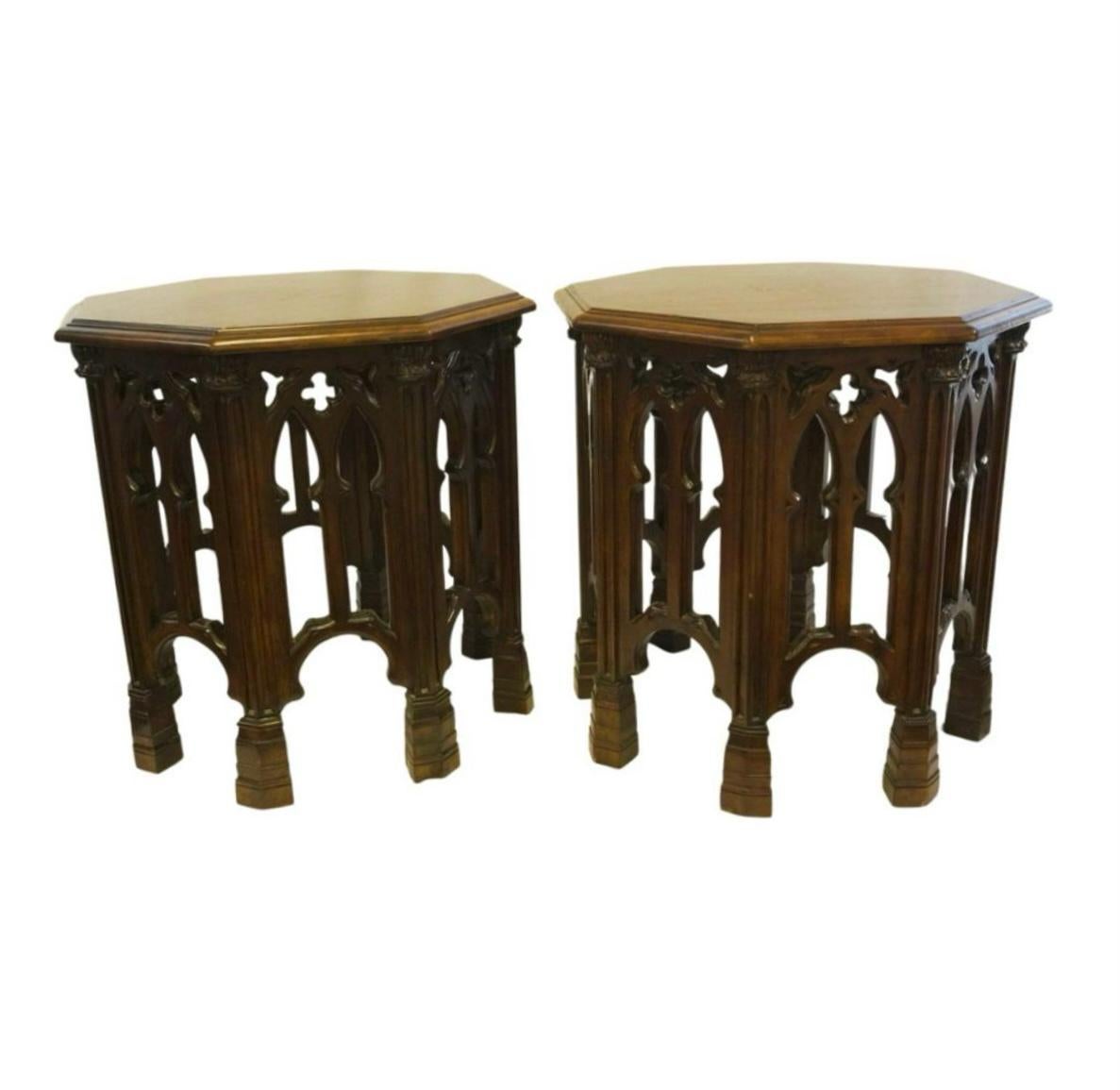 Pareja de mesas auxiliares góticas arqueadas de caoba inglesa de circa 1910 principios del siglo XX en venta