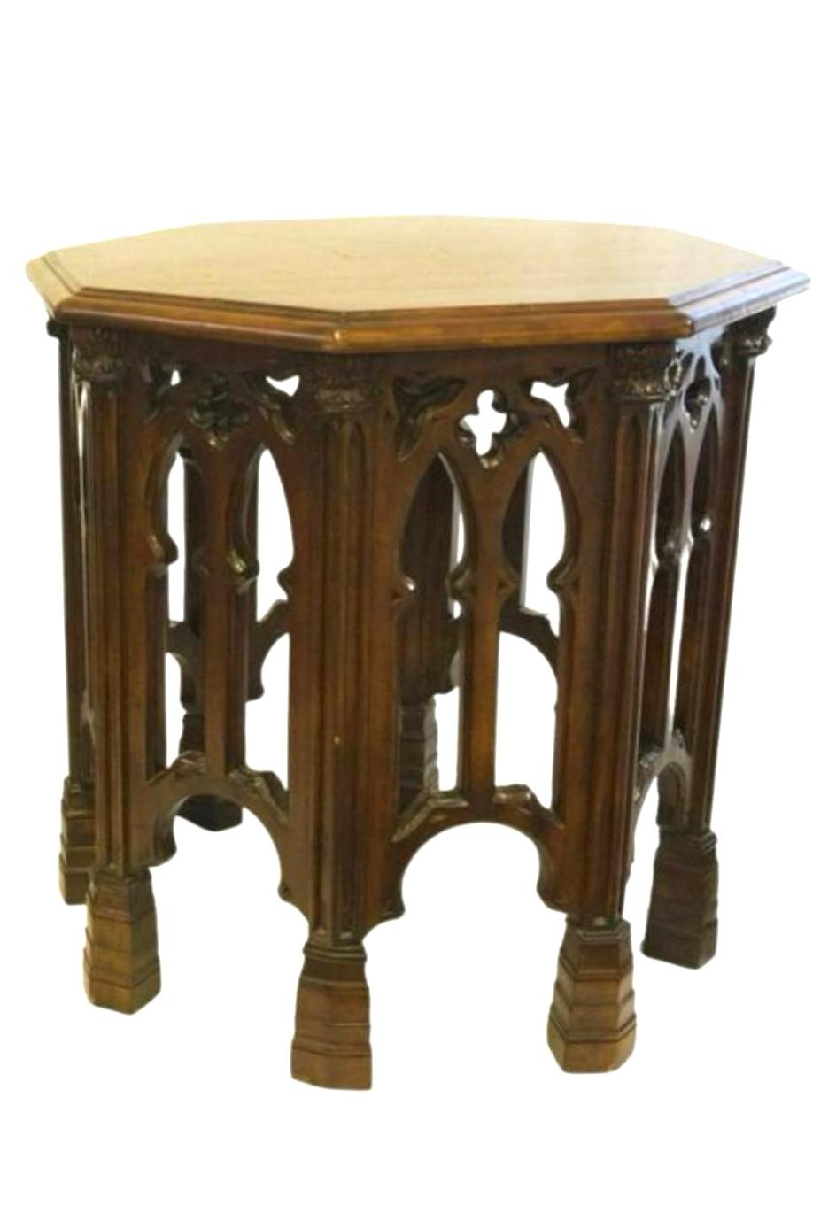 Pareja de mesas auxiliares góticas arqueadas de caoba inglesa de circa 1910 Caoba en venta