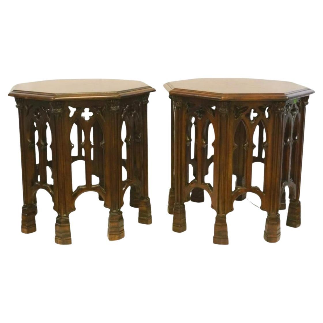Pareja de mesas auxiliares góticas arqueadas de caoba inglesa de circa 1910 en venta