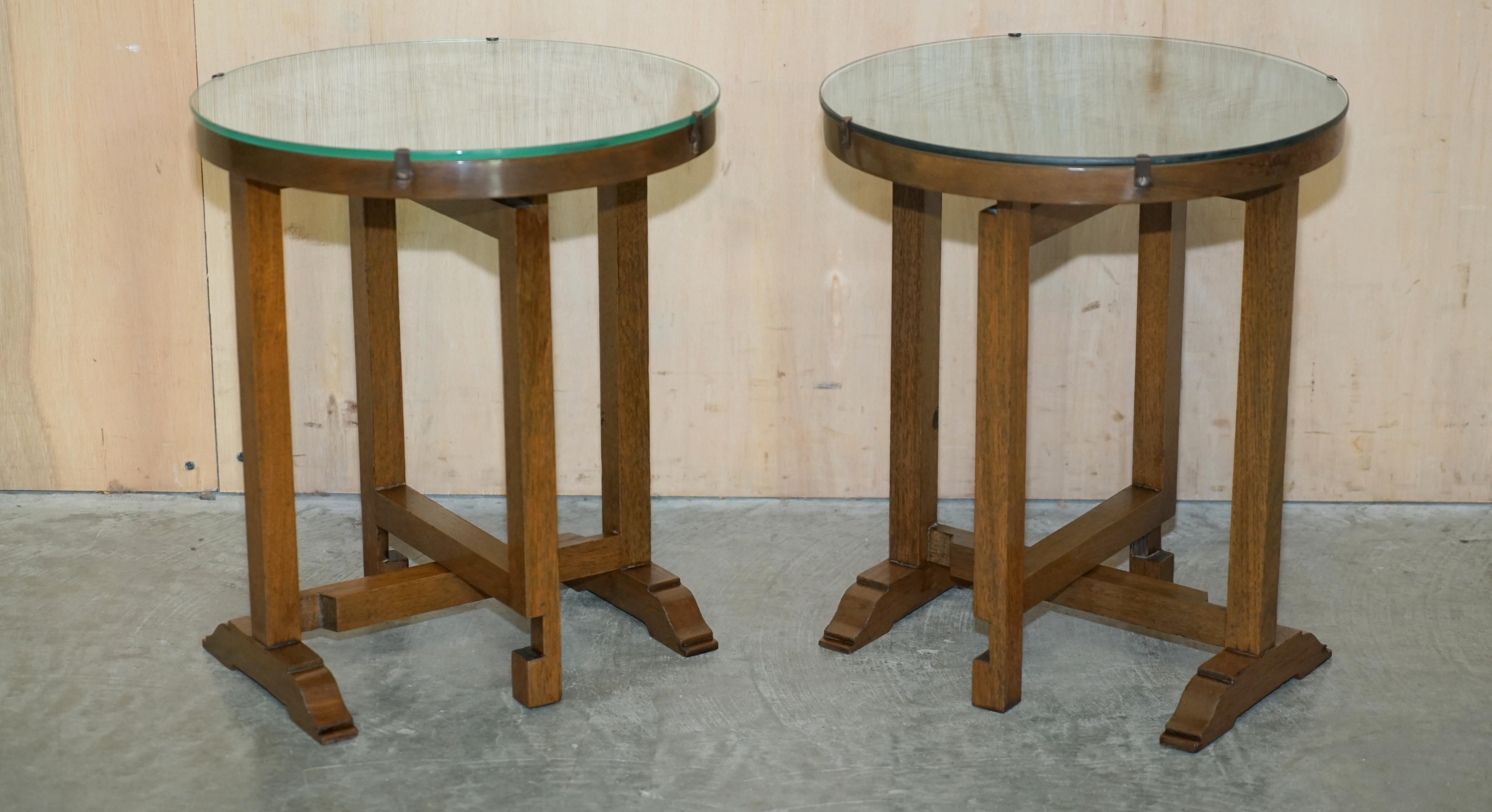 Nous sommes ravis d'offrir à la vente cette paire de lampes d'appoint ou tables à vin pliantes, décoratives, d'exportation chinoise, Chinoiserie, des années 1940, avec dessus en verre. 

Paire de tables d'appoint pliantes de belle facture et