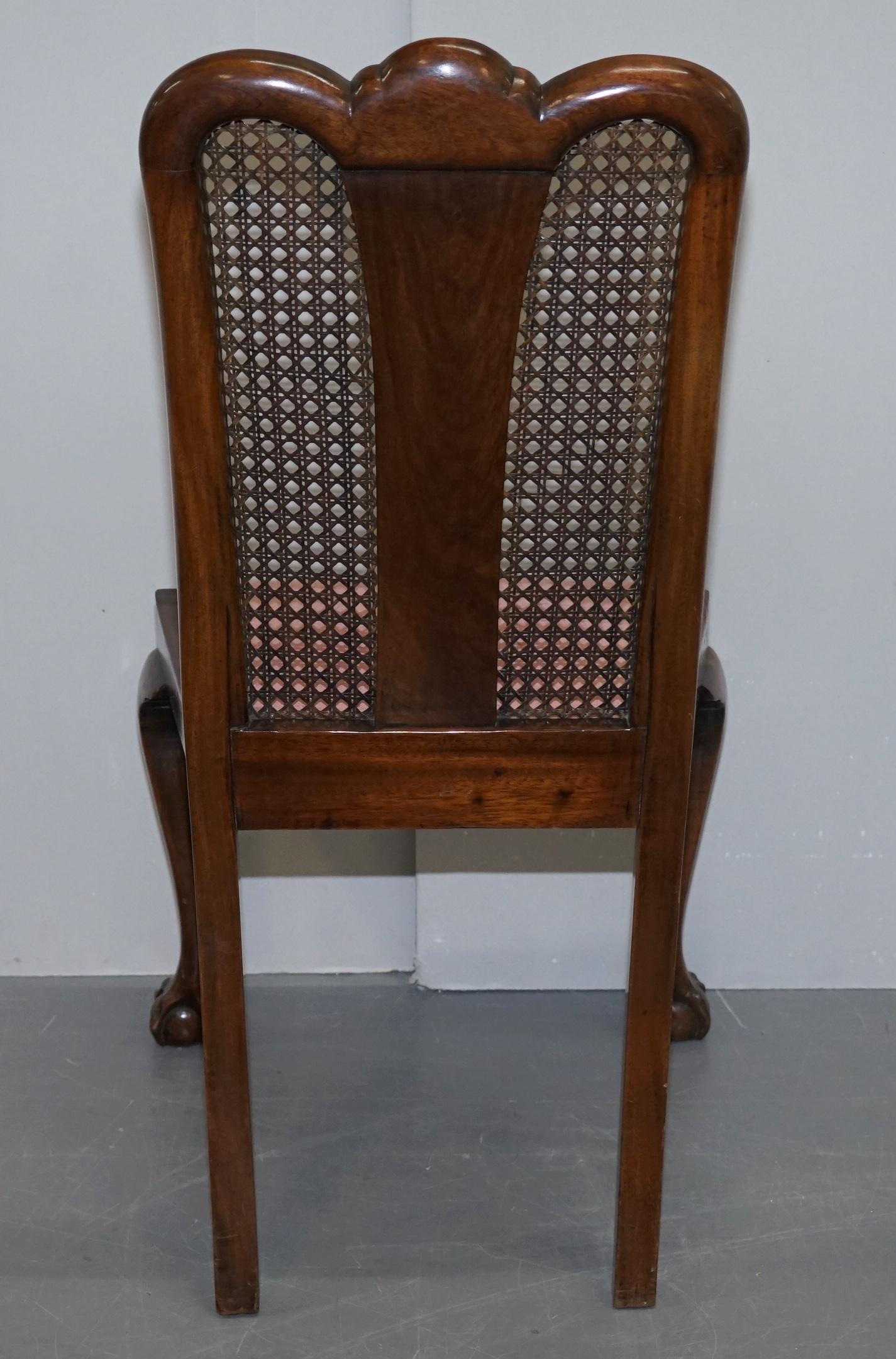 Paire de chaises d'appoint Bergère et Flamed en bois de feuillus avec pieds en forme de griffes et de boule, datant des années 1940 environ en vente 4