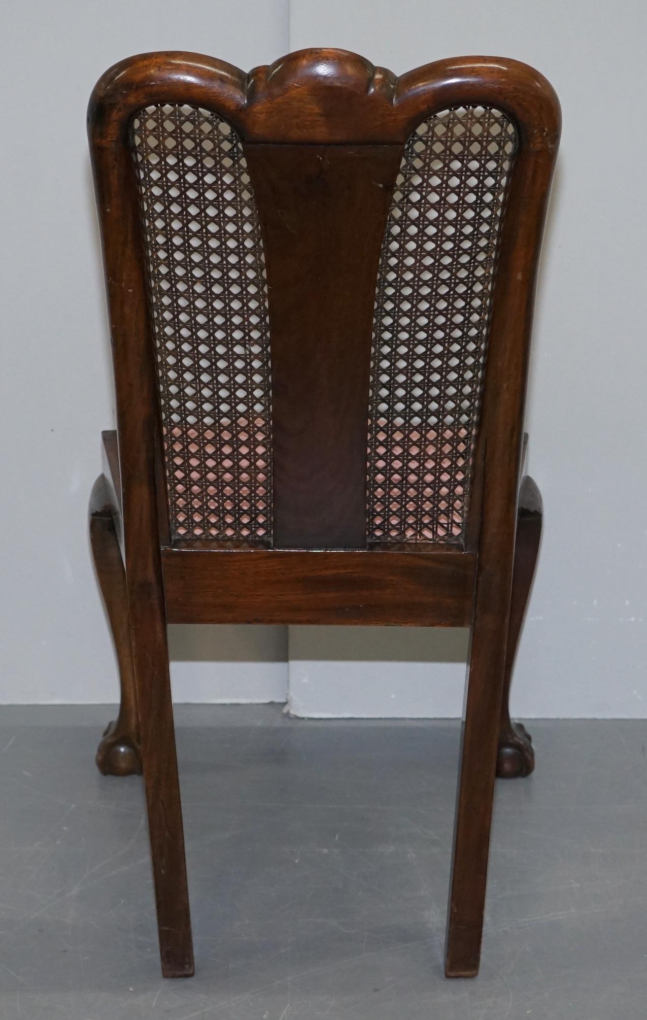 Paire de chaises d'appoint Bergère et Flamed en bois de feuillus avec pieds en forme de griffes et de boule, datant des années 1940 environ en vente 8