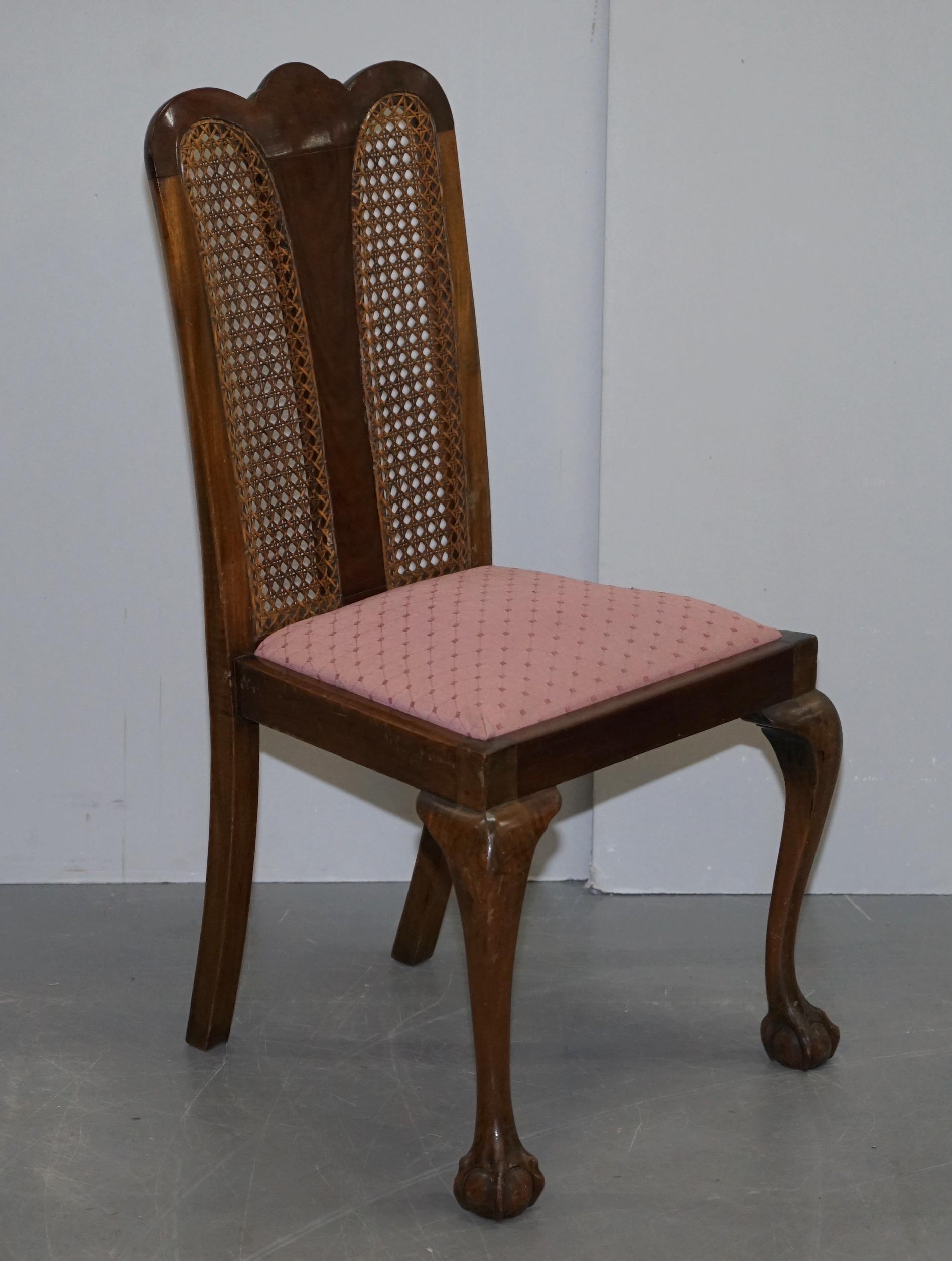 Nous avons le plaisir de proposer à la vente cette paire de chaises d'appoint en acajou et bergère, datant des années 1940, avec des pieds en forme de griffes et de boules

Une paire de chaises d'appoint de très belle apparence, bien faites et