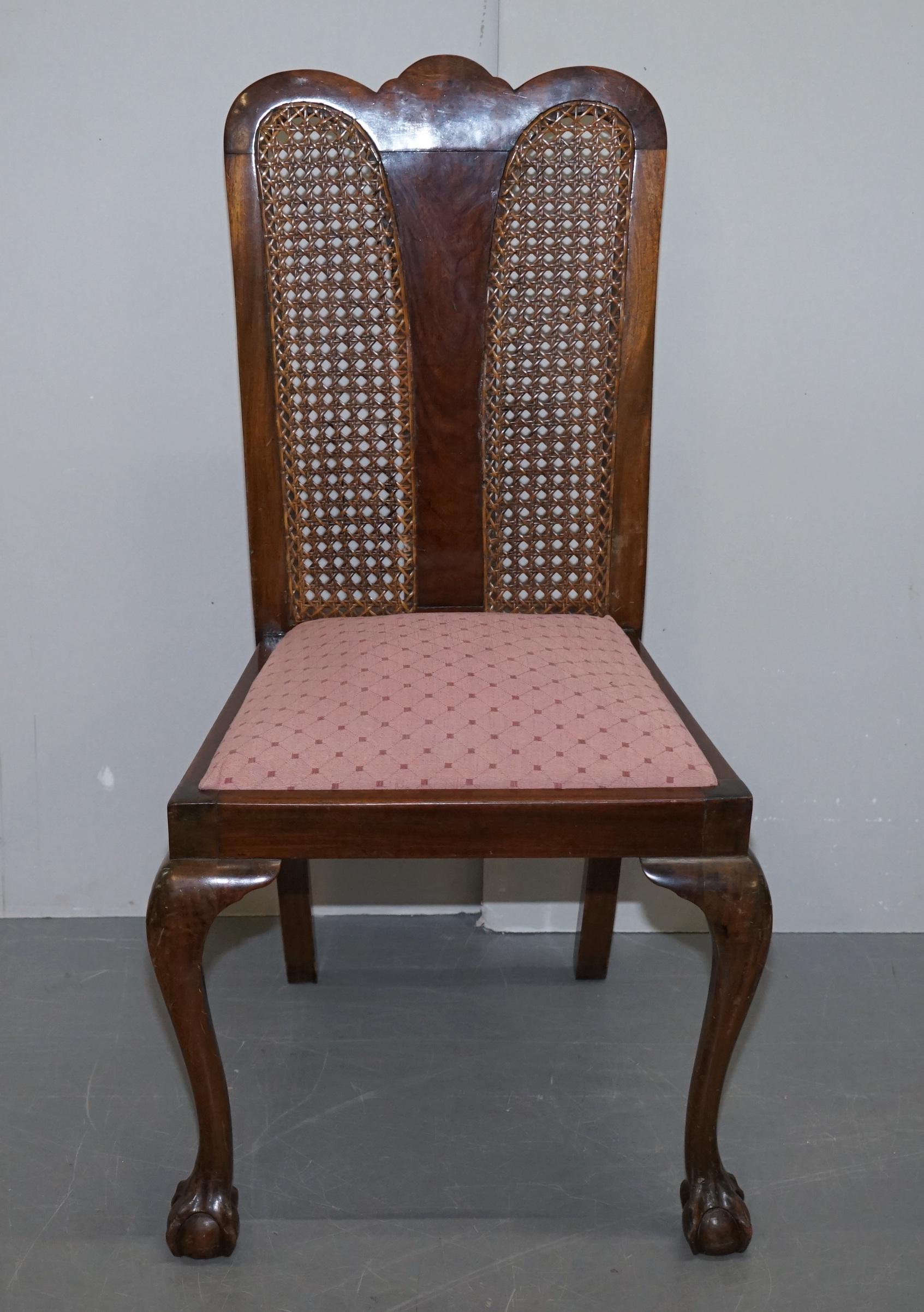 Mid-Century Modern Paire de chaises d'appoint Bergère et Flamed en bois de feuillus avec pieds en forme de griffes et de boule, datant des années 1940 environ en vente