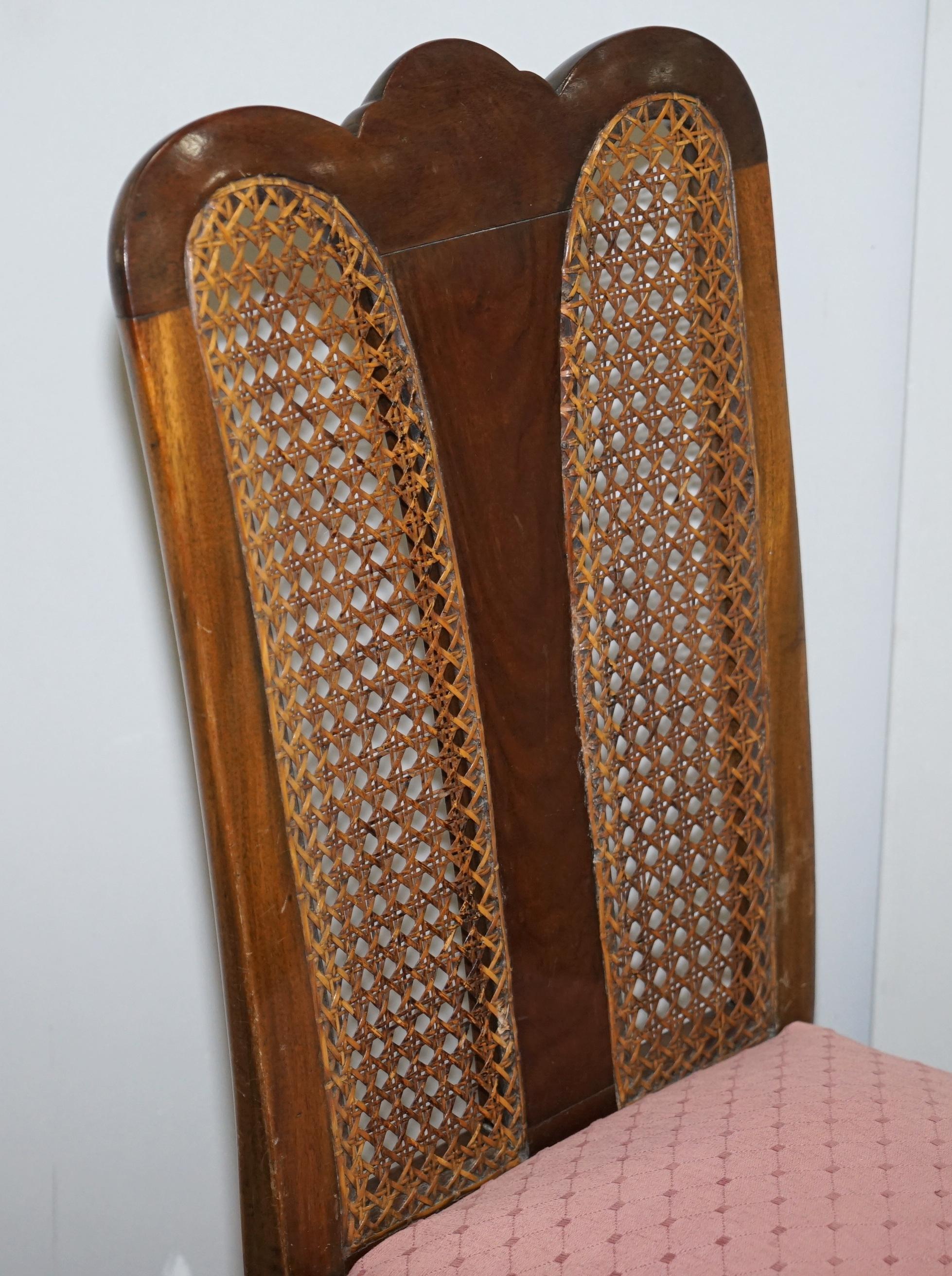 Fait main Paire de chaises d'appoint Bergère et Flamed en bois de feuillus avec pieds en forme de griffes et de boule, datant des années 1940 environ en vente