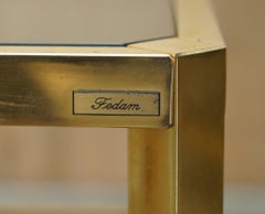 Paire de tables d'appoint Fedam en laiton et verre, datant d'environ 1960, faisant partie d'une suite.