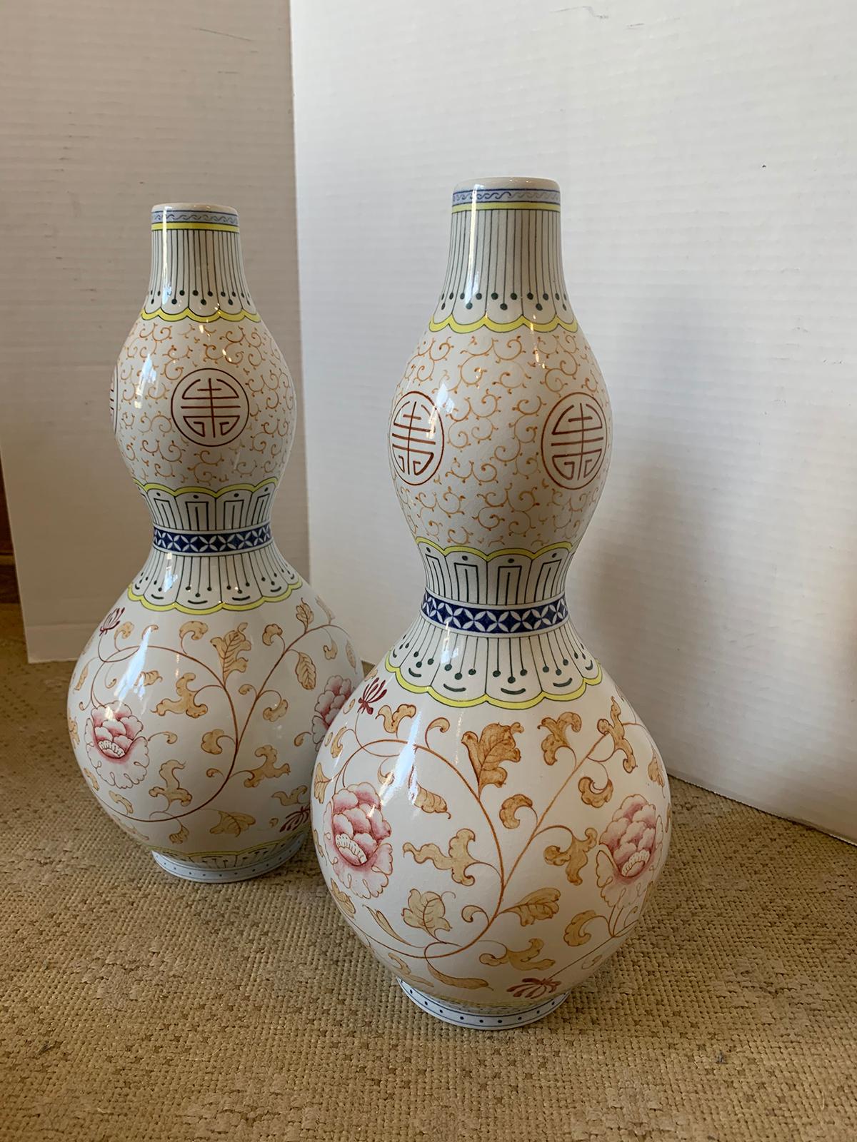 Pair of circa 1975 Chinese Hand Painted Double Gourd Vases Made in Taiwan R.O.C. In Good Condition In Atlanta, GA